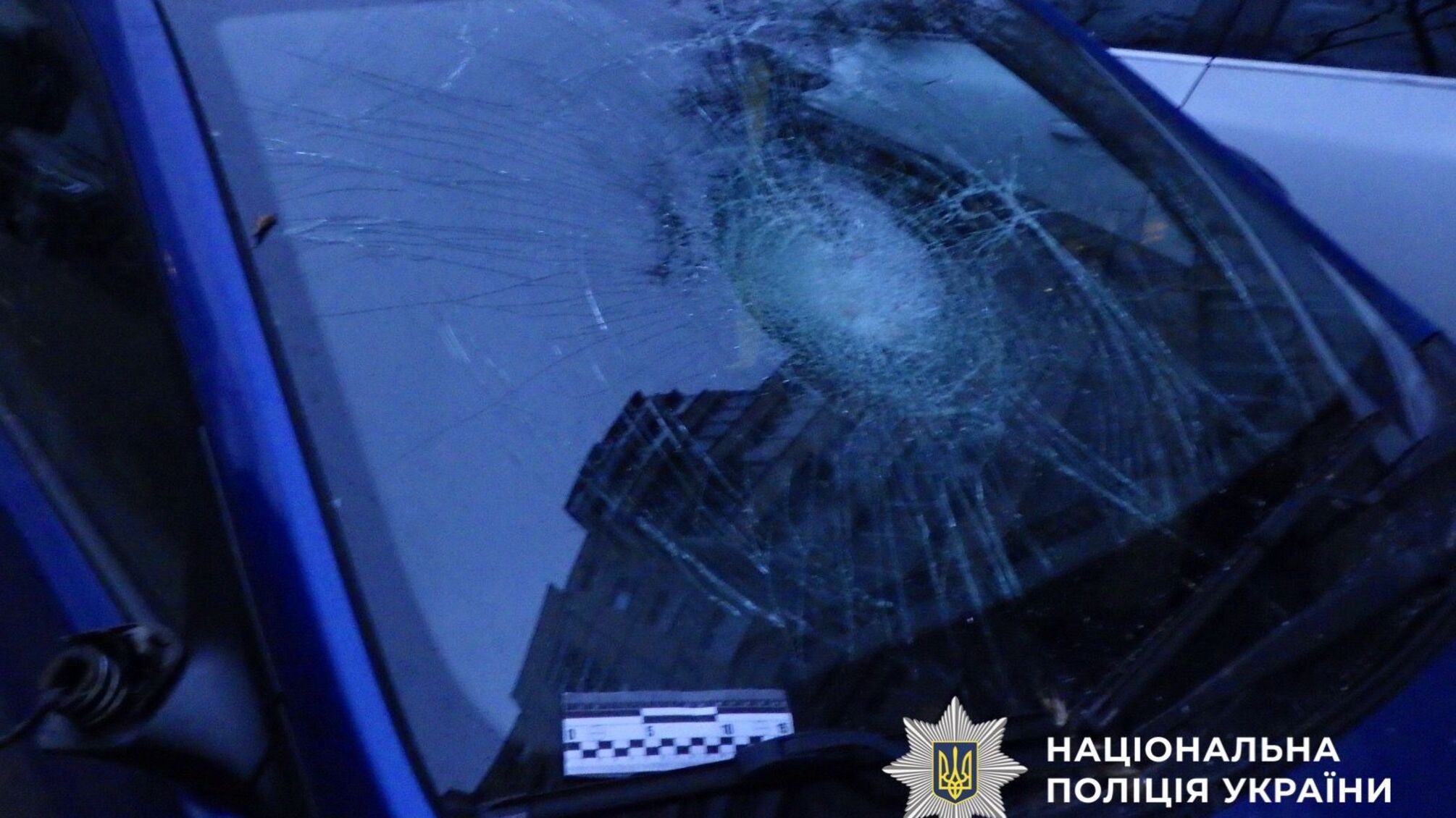 П’яний чоловік у столиці розніс авто та заявив про «неконтрольовану поведінку»