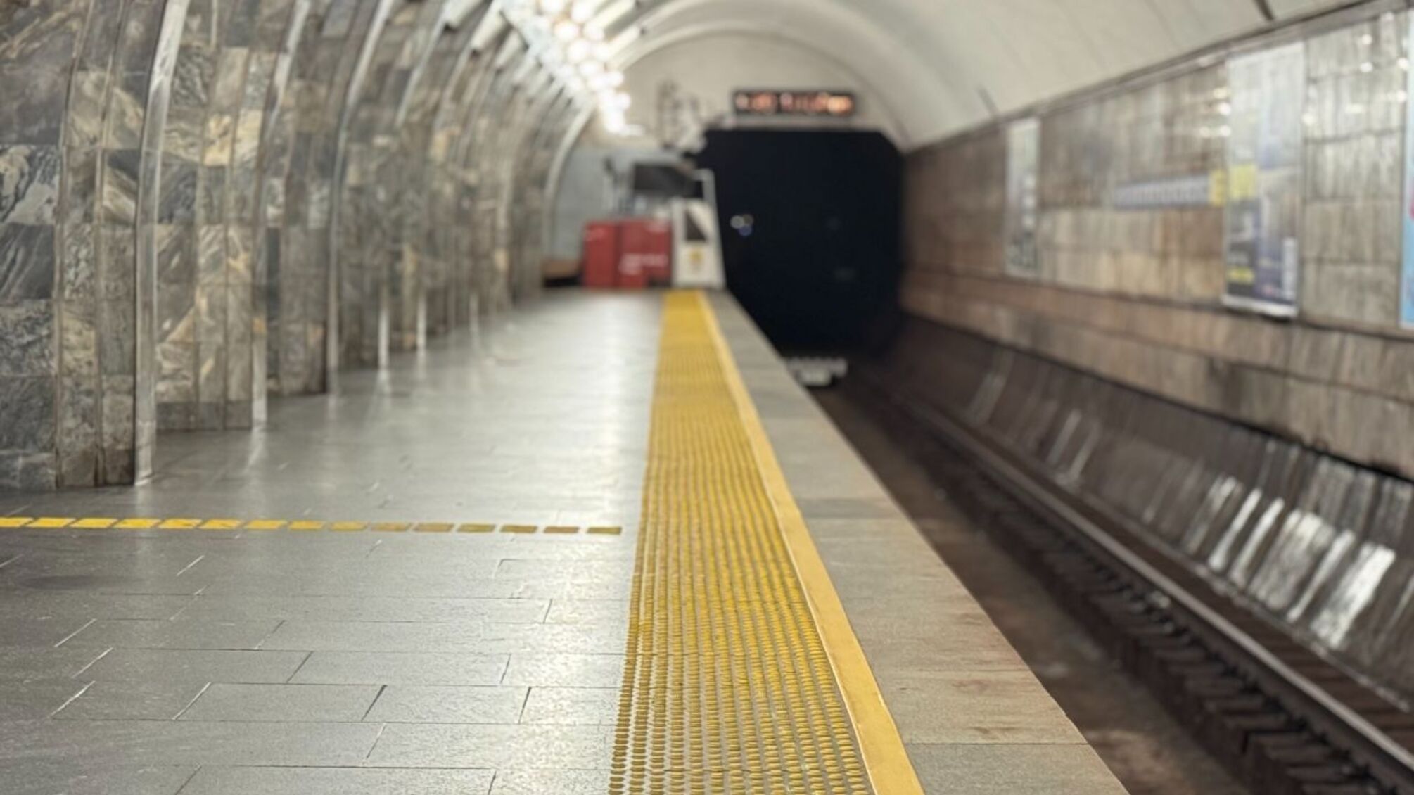 У київському метро впроваджують нову систему тактильної навігації для людей із вадами зору