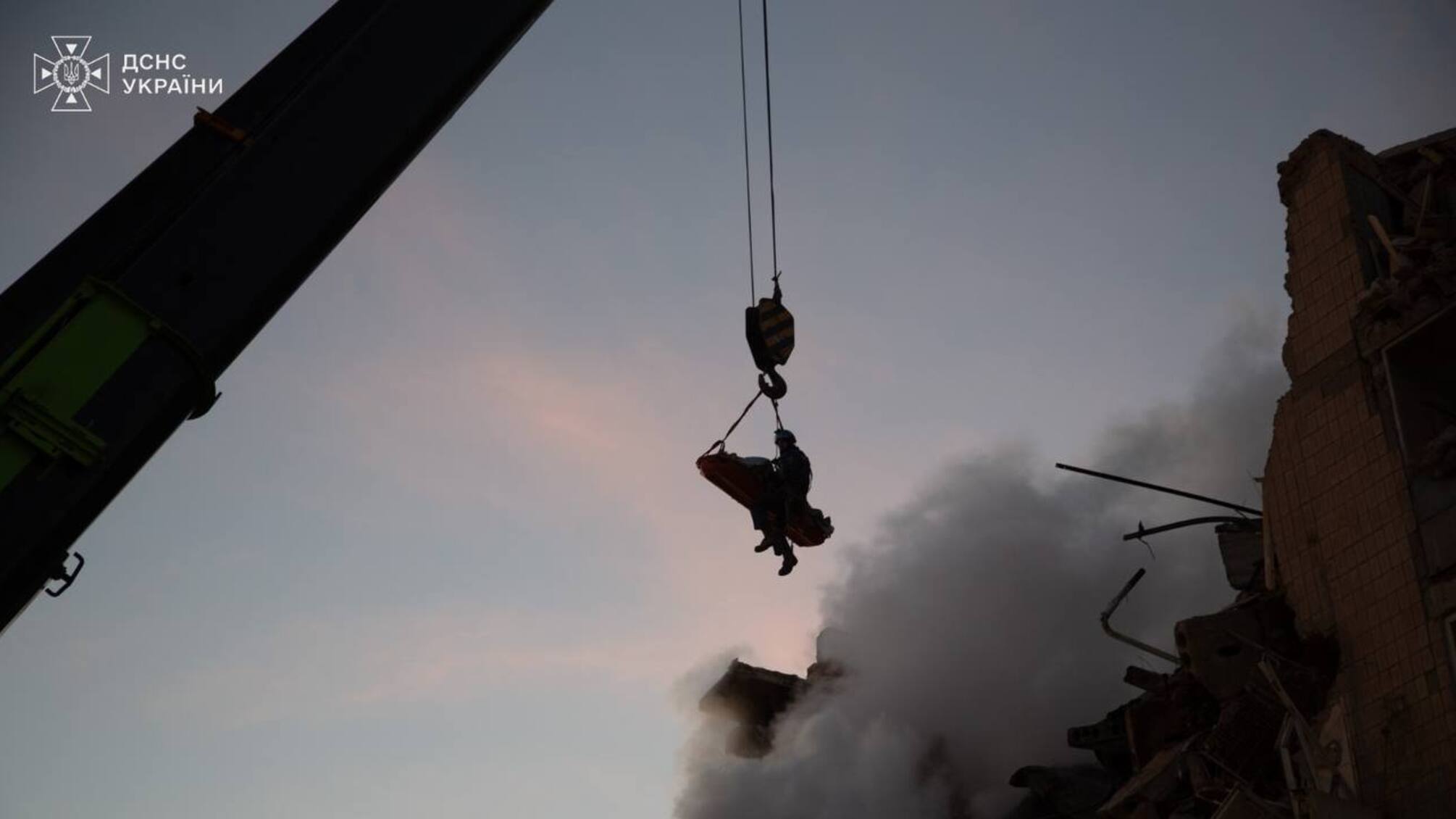 'Він – живий!' – з-під руїн будинку в Тернополі дістали 20-річного хлопця