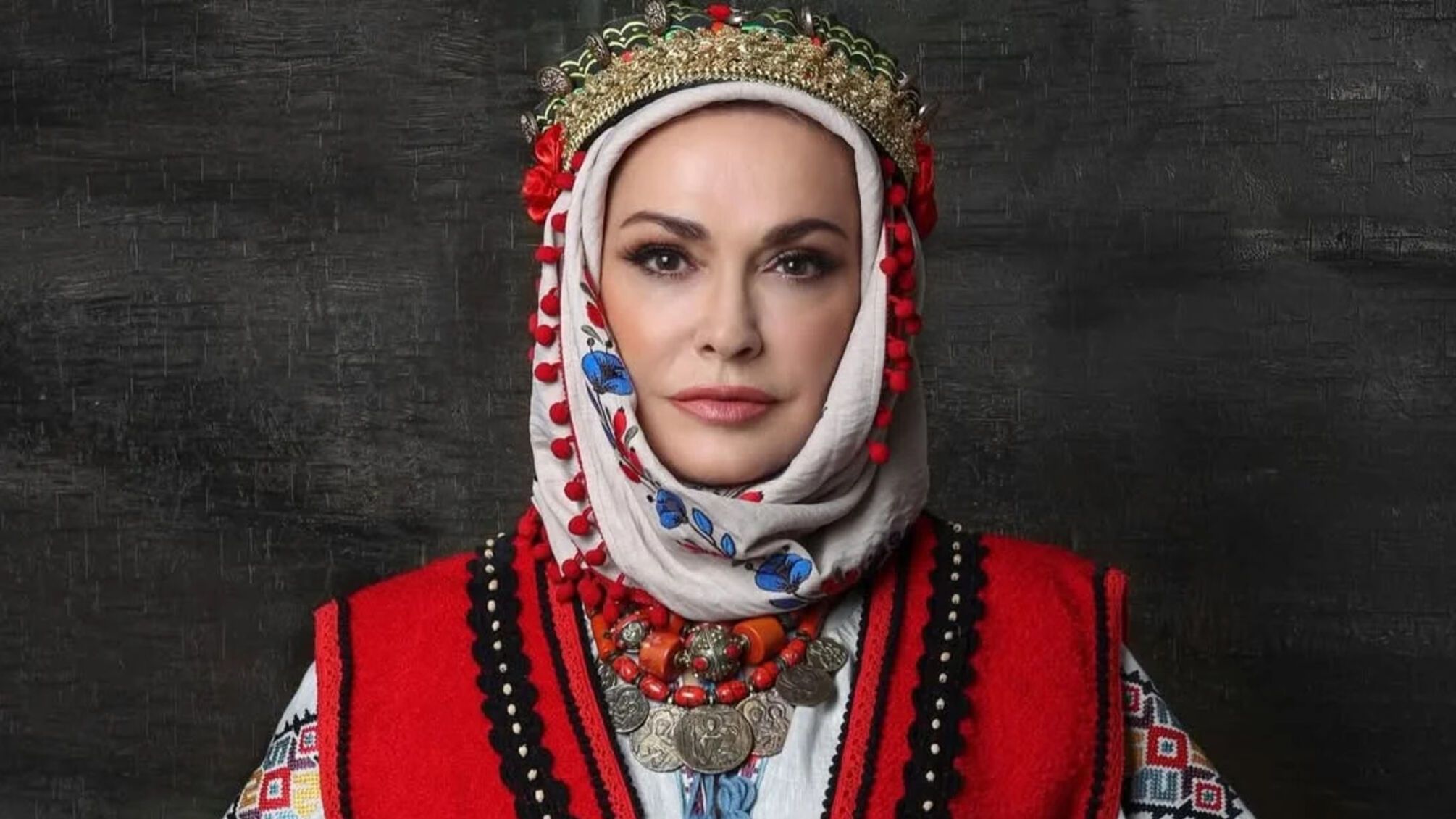 Сила традиції: Ольга Сумська у фотосесії як мотанка-оберіг