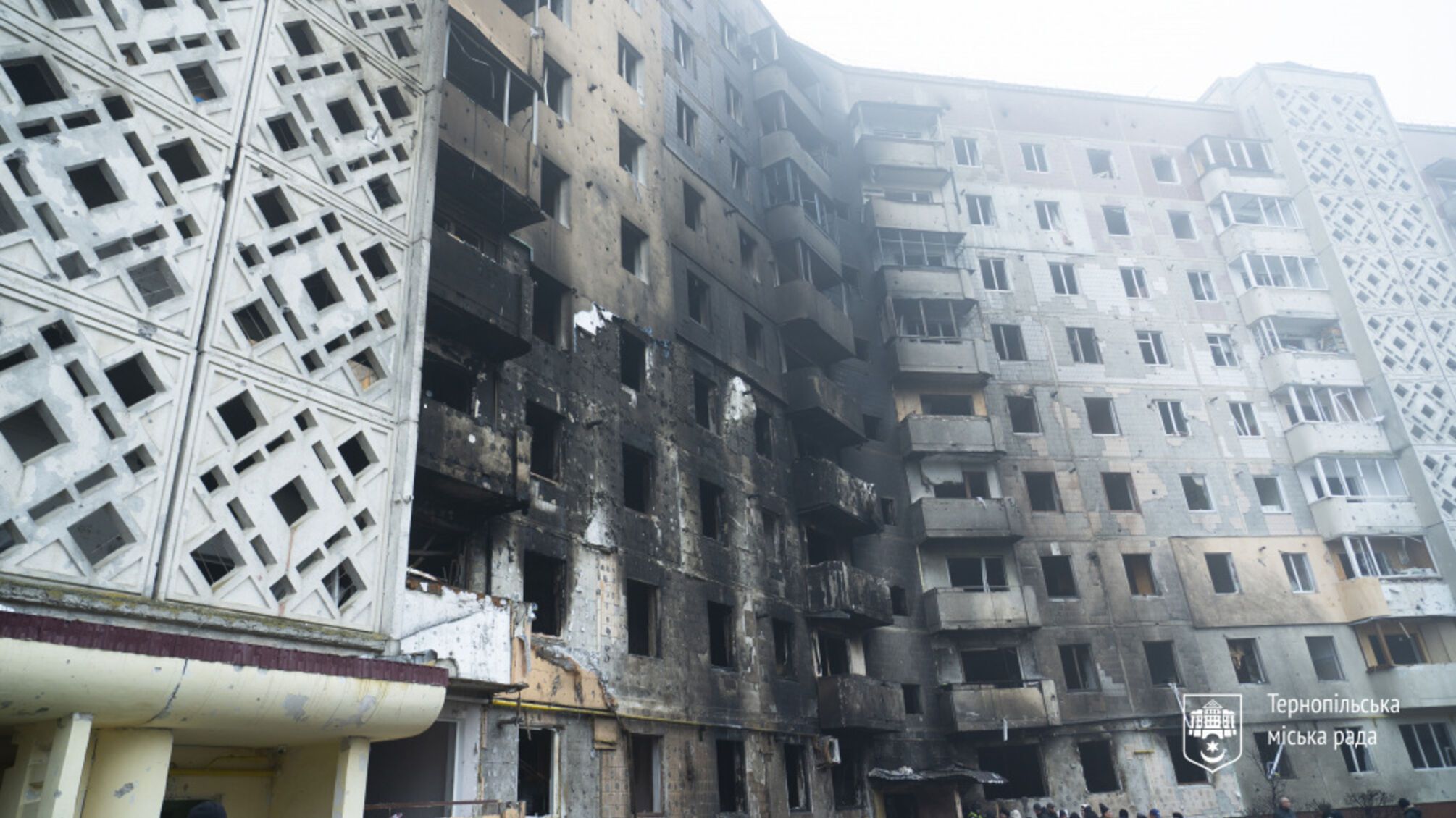 Самотужки виніс з вогню: у Тернополі шукають чоловіка, який урятував жінку та дівчину