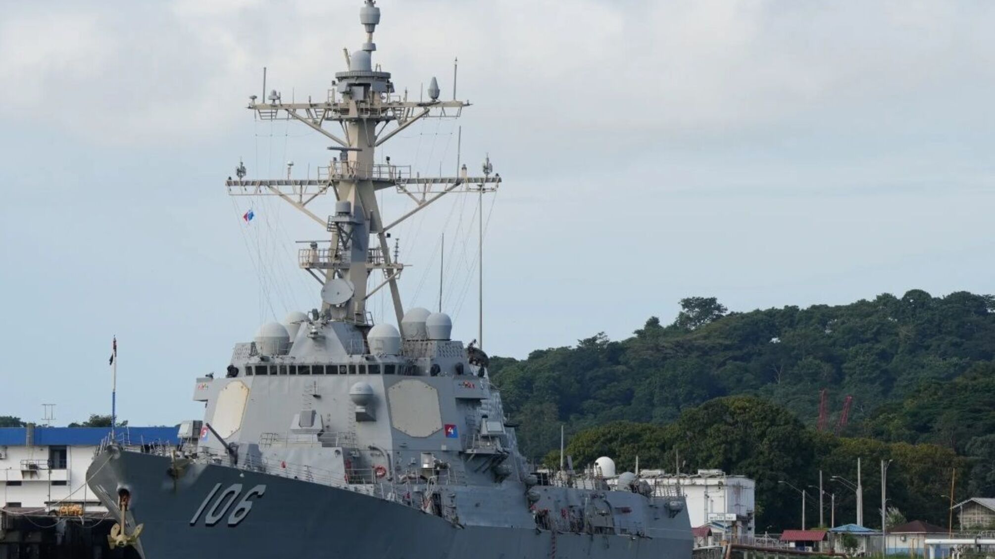 В Карибском море эсминец США заставил российский танкер развернуться - Bloomberg