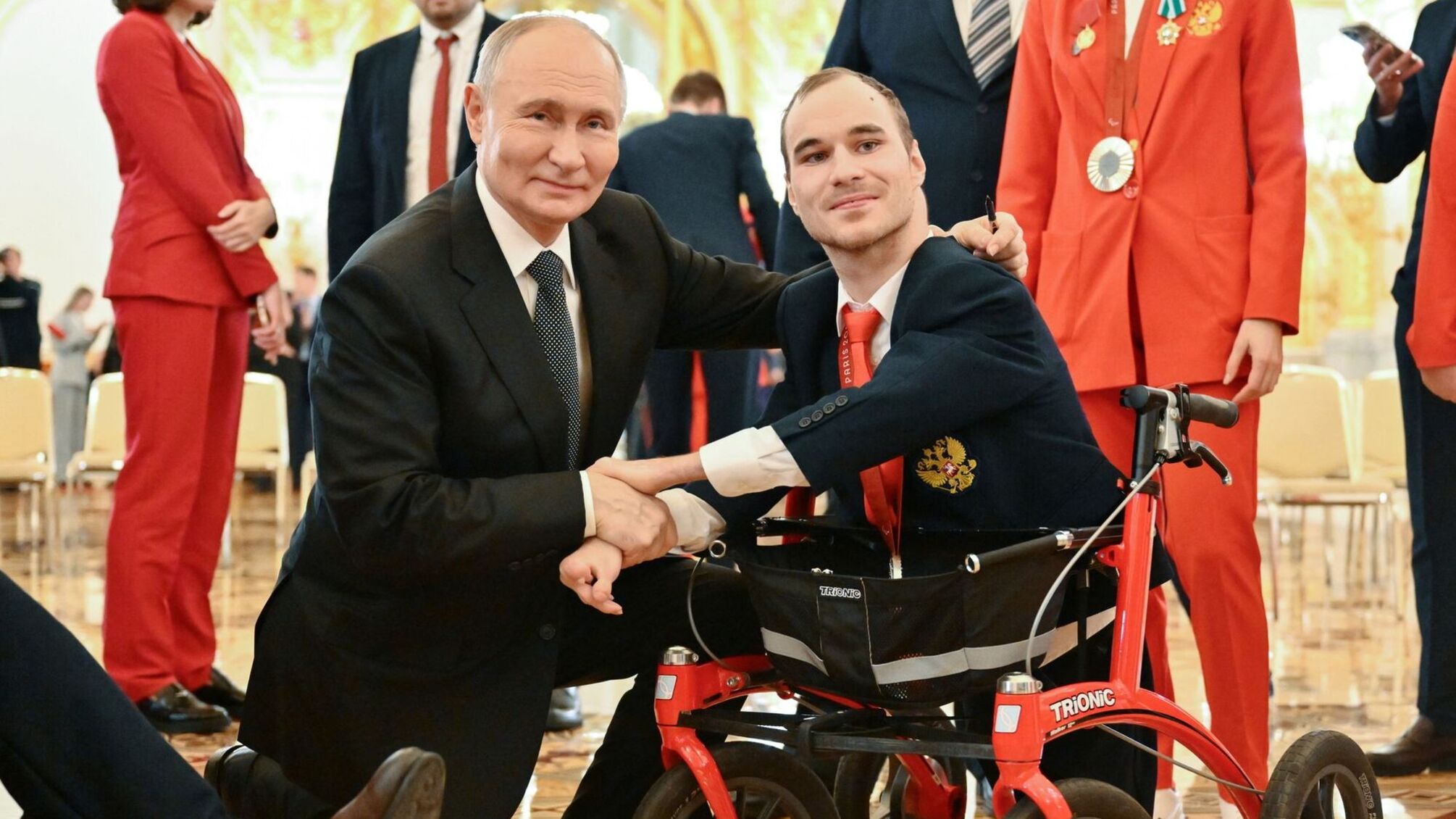 Владимир Путин позирует для фото с двукратным серебряным призером Паралимпийских игр, пловцем Владимиром Даниленко