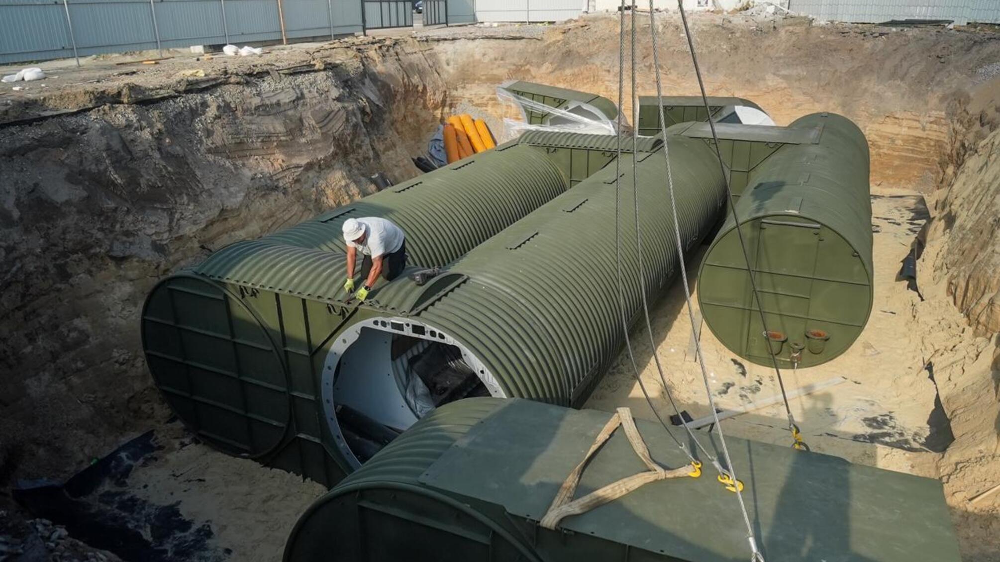 Поселок Бородянка опережает Киев и открывает первое модульное укрытие.