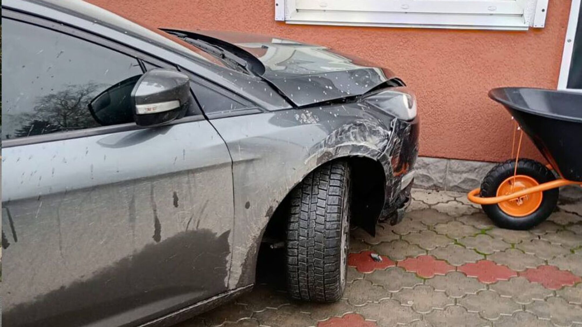 П'яна ДТП у Черкасах: жінка збила 3 людини і врізалась у магазин