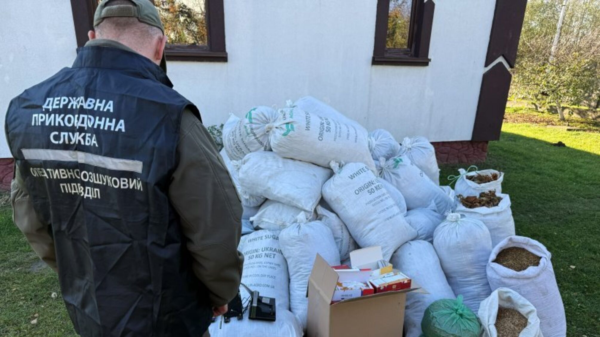  На Волині викрили підпільну тютюнову фабрику: вилучено майже тонну сировини та десятки тисяч цигарок (відео)