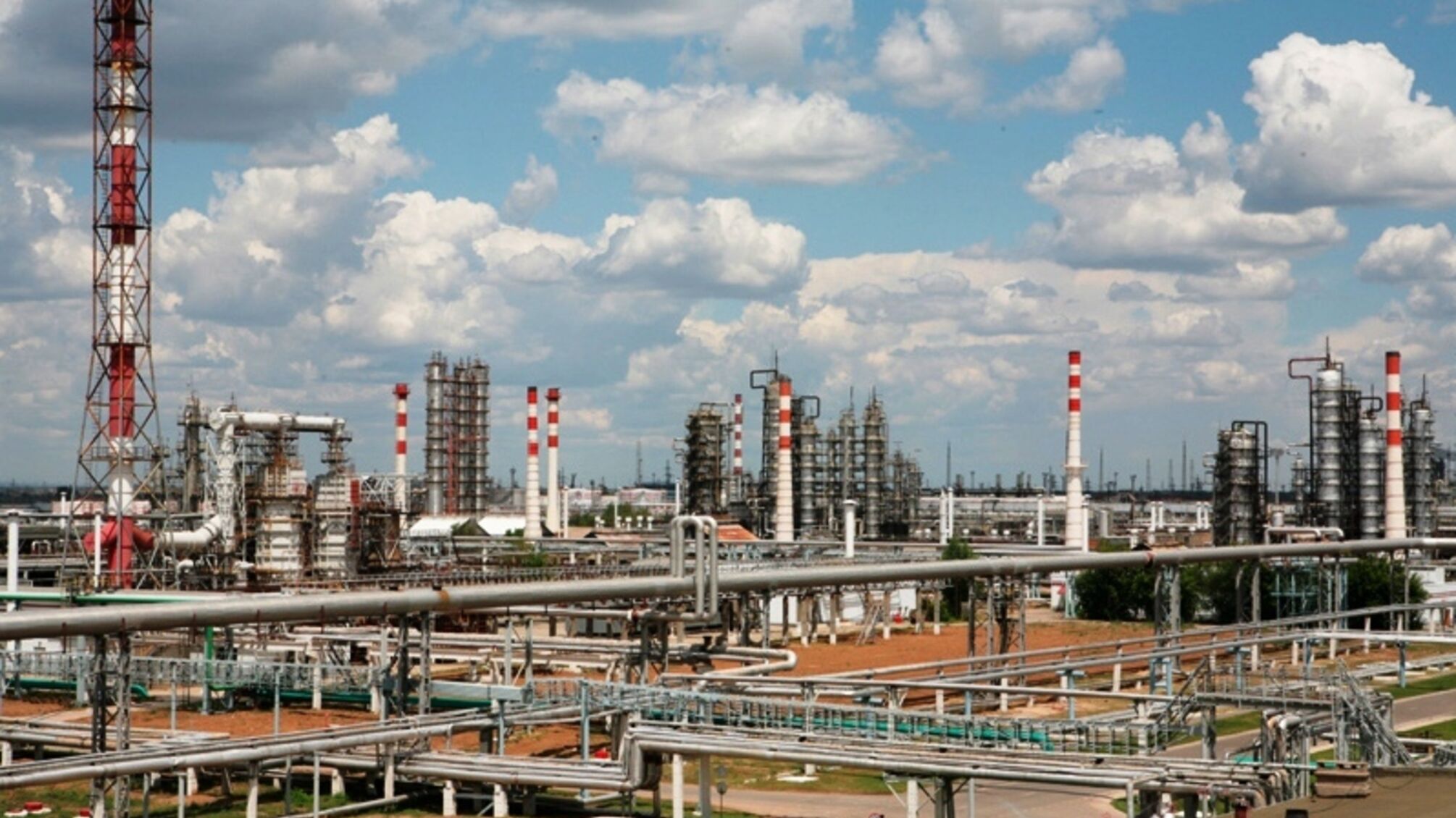 Дрони зупинили Волгоградський НПЗ — відповідь України на атаки по ТЕС і ГЕС