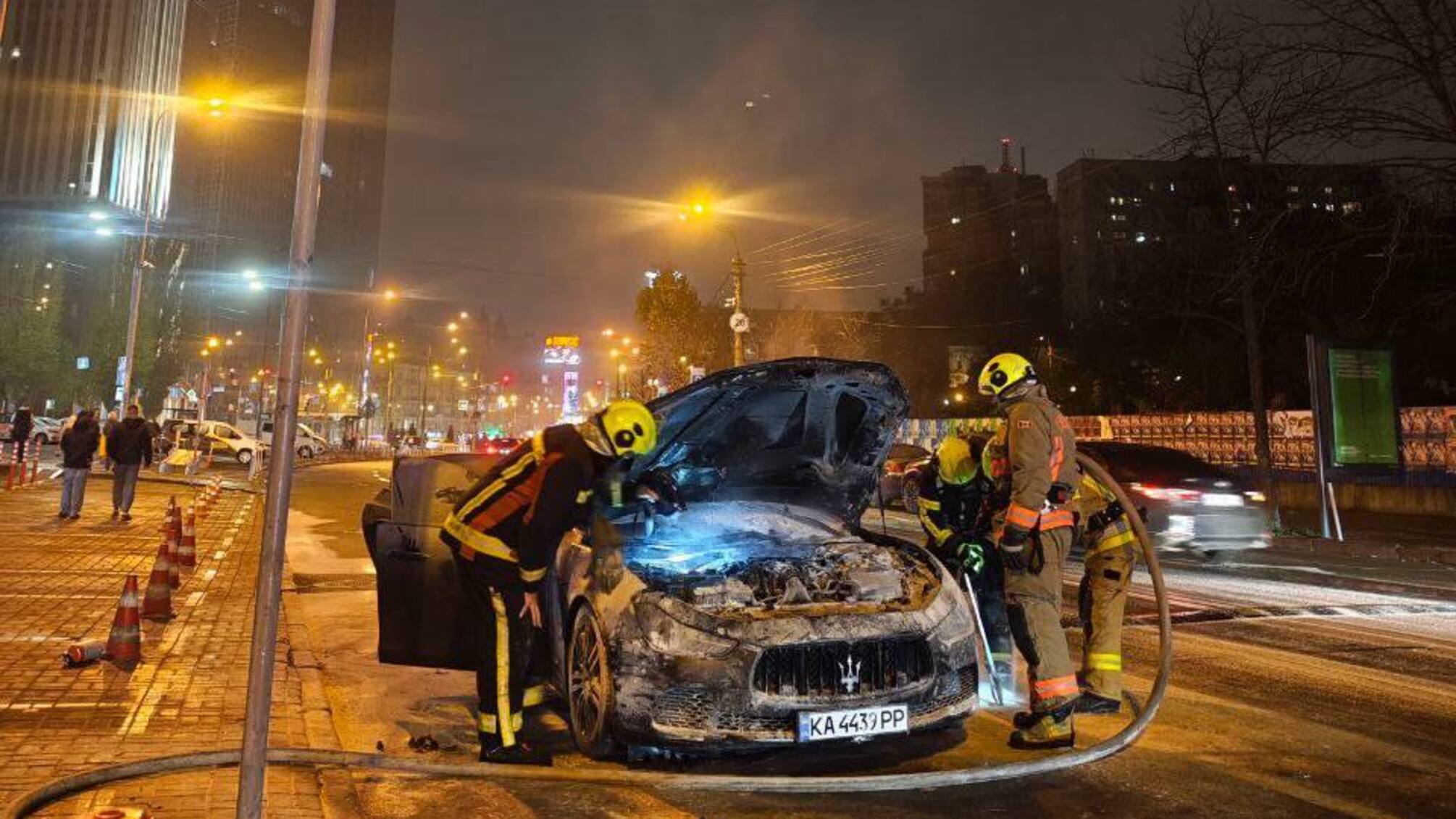 Авто премиумкласса сгорело в Киеве