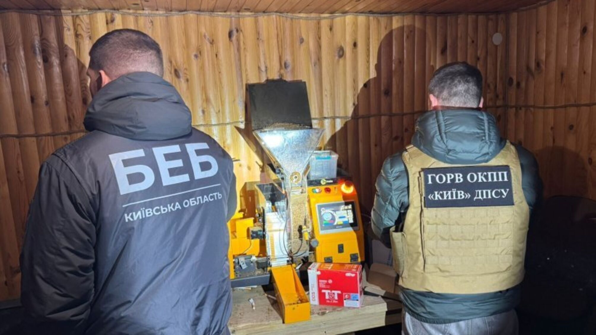 Виробляли по 4 тисячі пачок щодня: на Київщині викрили масштабний підпільний цех із виготовлення сигарет