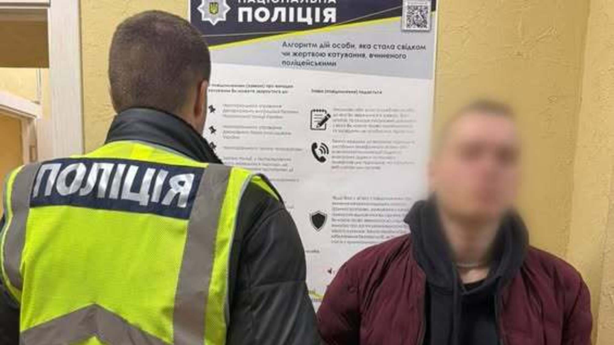 В Киеве работник ночного клуба в полицейской форме инсценировал задержание: грозит штраф 34 тысяч гривен