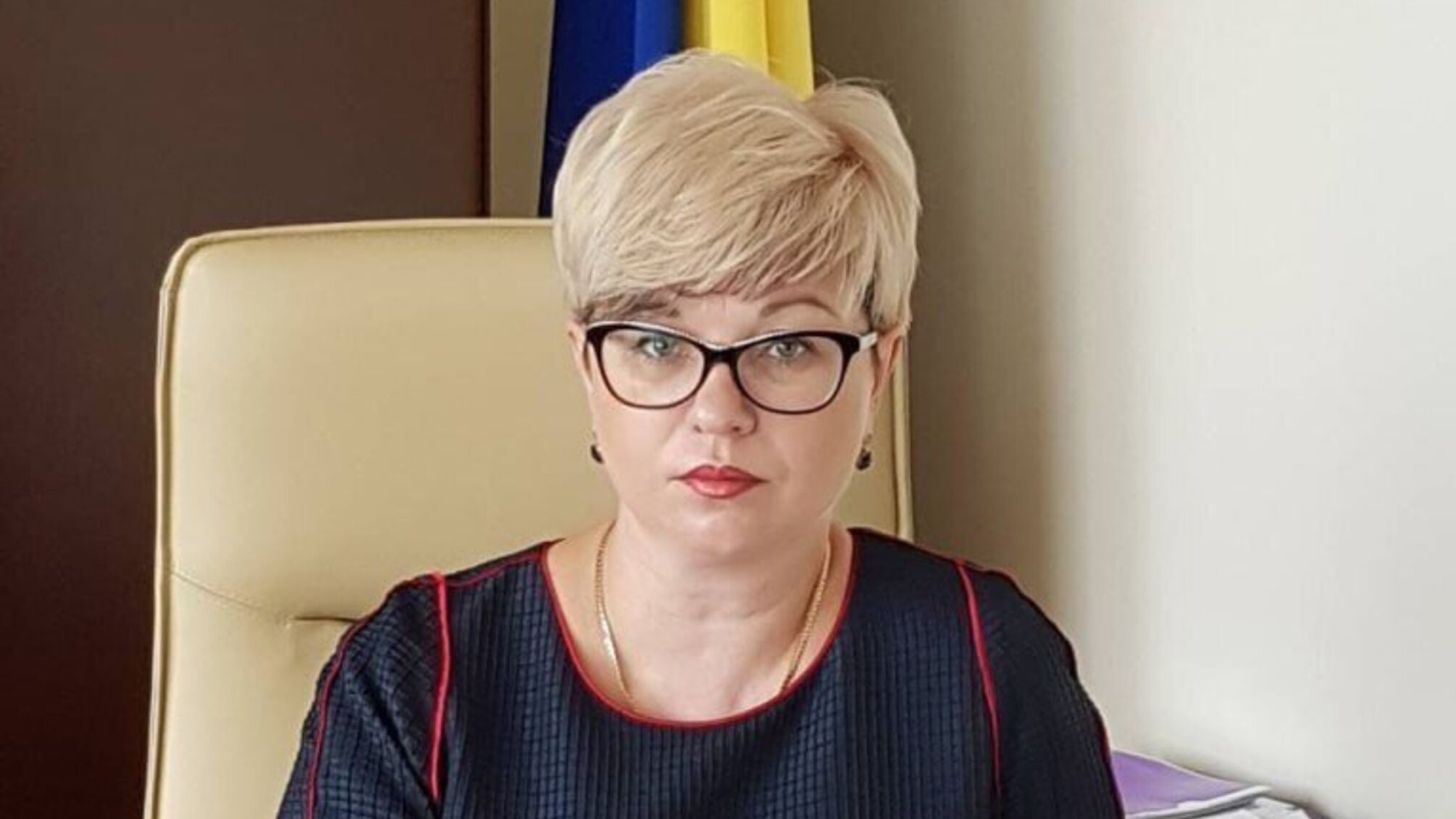Бывшая чиновница ДПС оставила службу с долларами и квартирой мужчины в Киеве