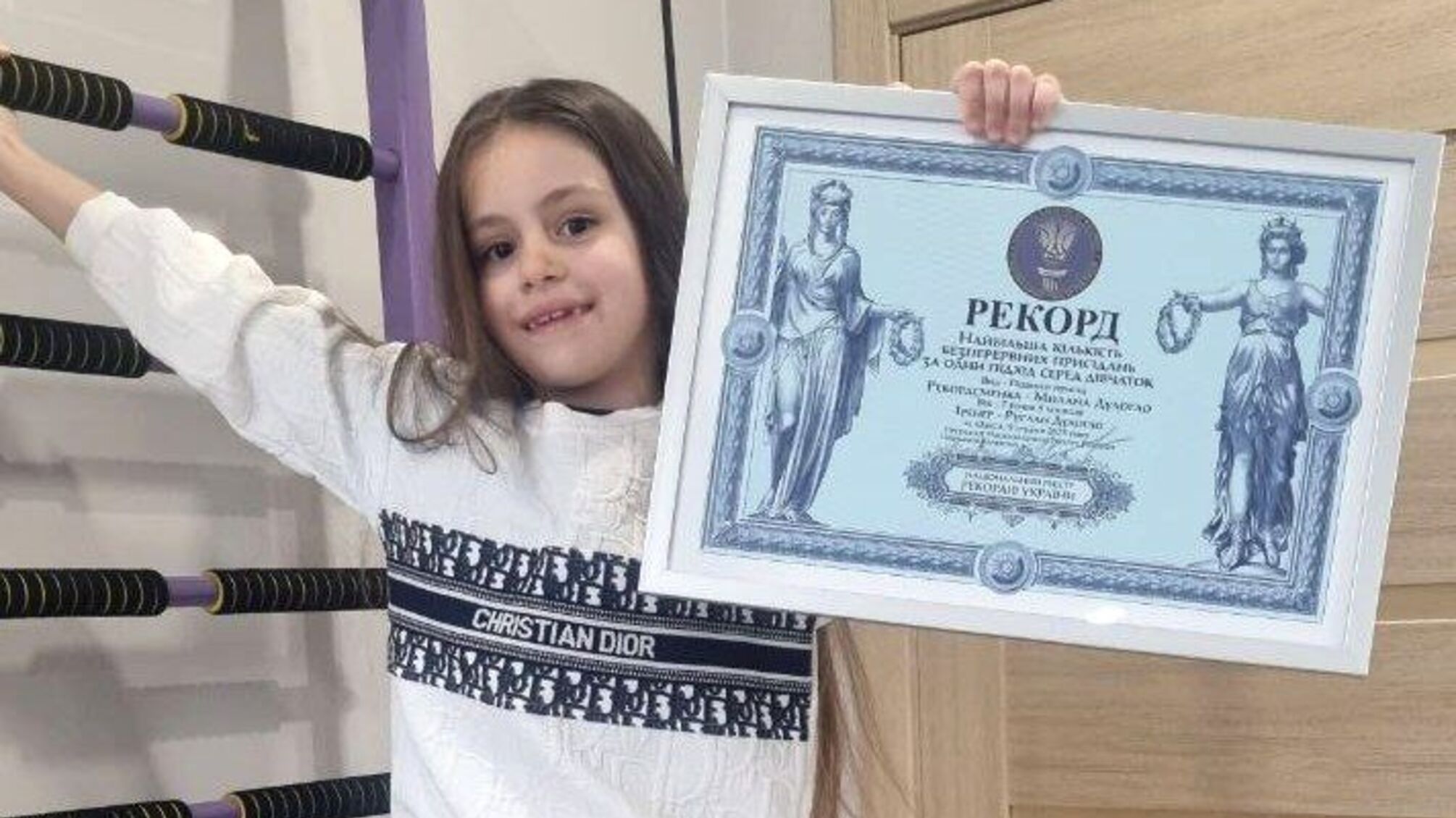Маленькая рекордсменка: школьница из Одессы выполнила более тысячи приседаний без остановки (фото)