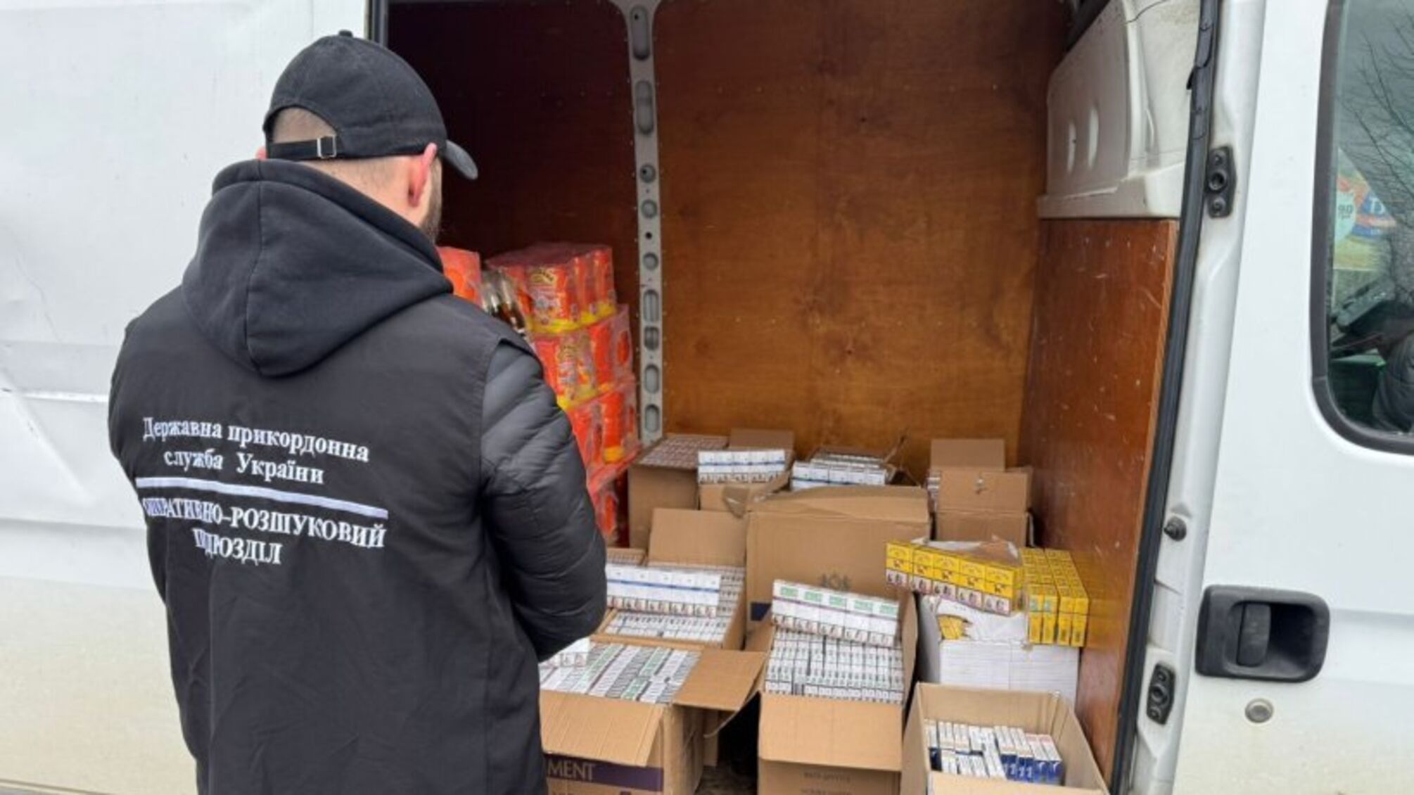 На Закарпатье пограничники остановили микроавтобус с контрафактными сигаретами на 300 тысяч гривен (видео)