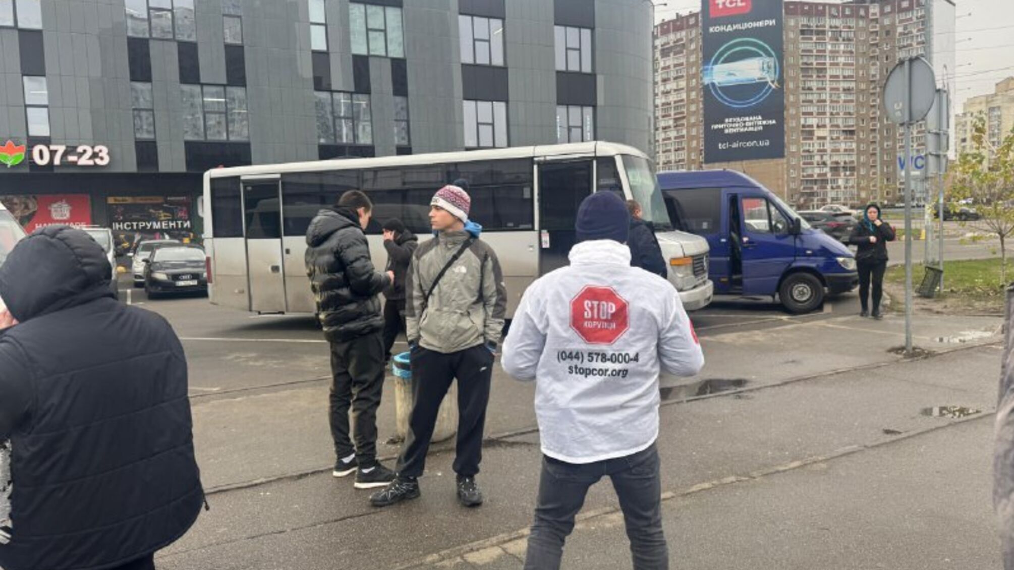 Блокували автобуси на Березань: на Харківській затримали неповнолітніх 'тітушок' (фото)