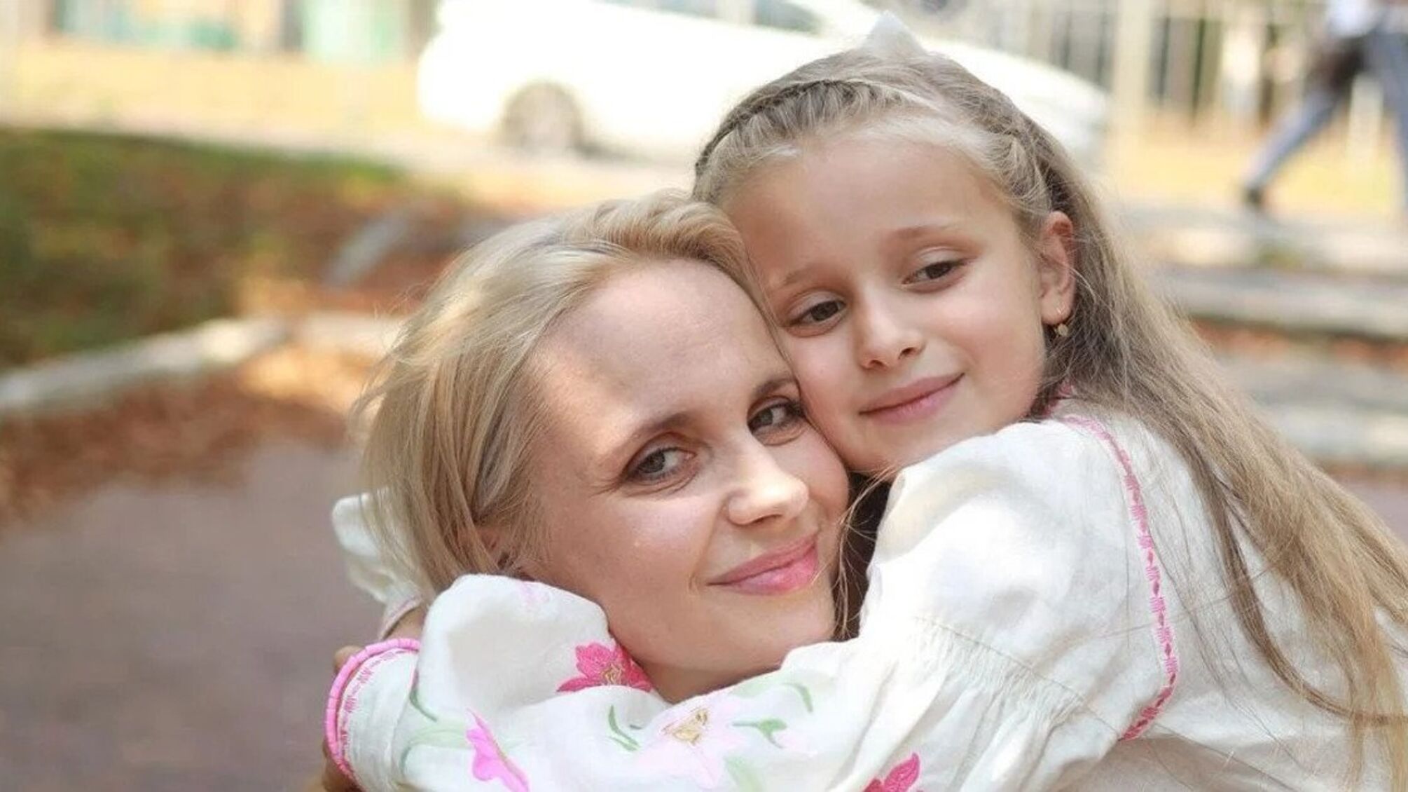 Как 7-летняя Полина Ребрик отреагировала на поцелуи мамы
