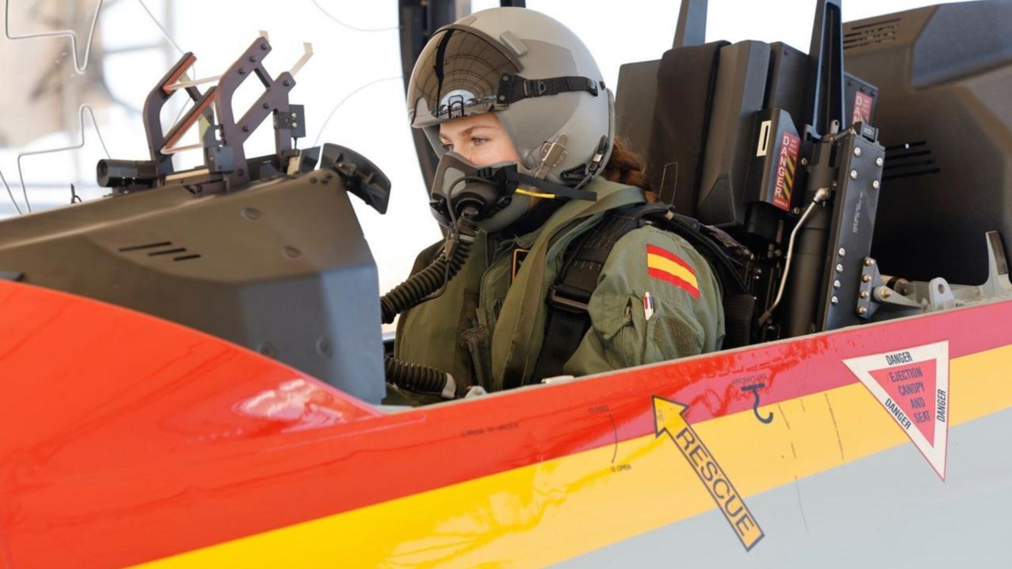 Принцеса Іспанії піднялась у повітря на навчальному літаку Pilatus після 4 місяців тренувань