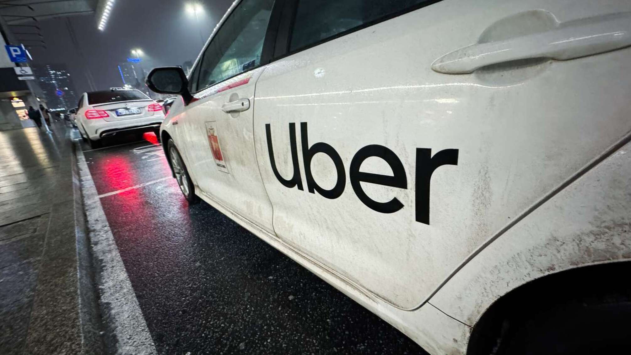 Водители Uklon и Uber будут обязаны платить налог на доходы физлиц