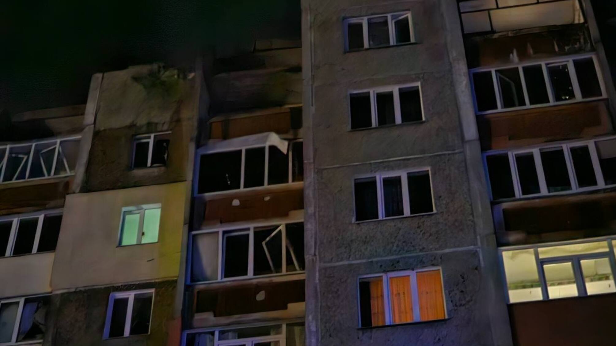 У Чернігові дрон влучив у житловий будинок: є пошкодження, але без жертв