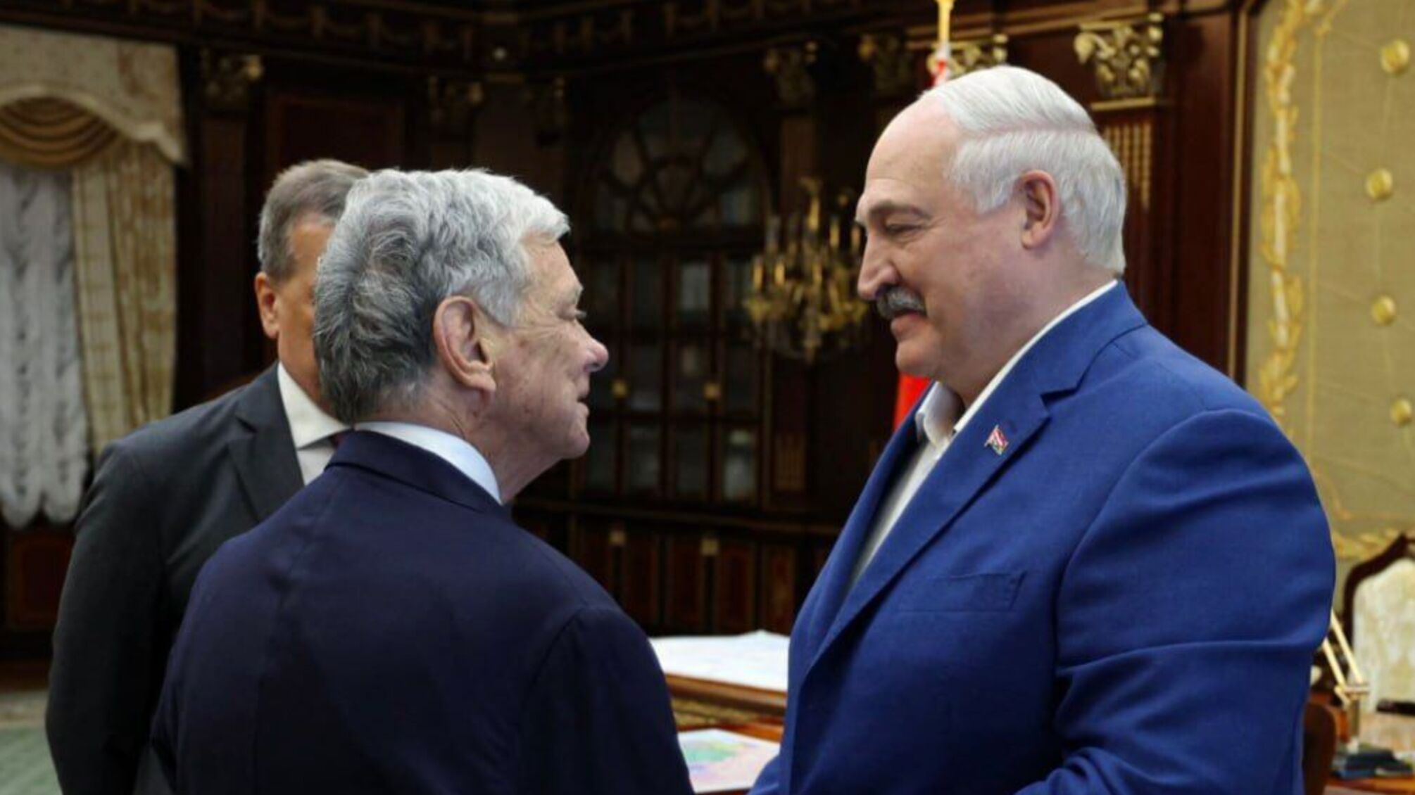Лукашенко звільнив 250 політичних в’язнів після контактів із США, — WSJ