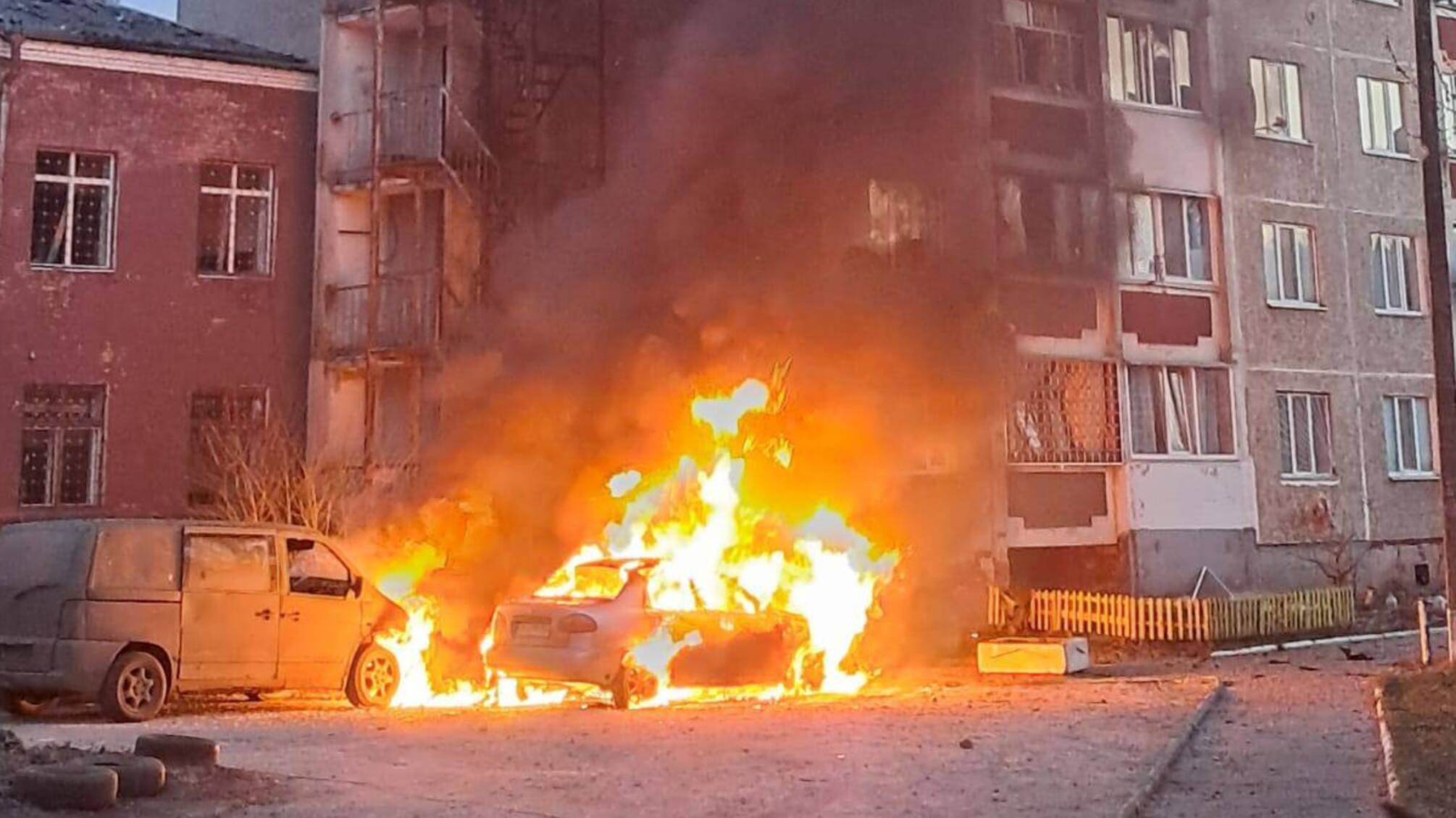 У Чернігові дрон армії рф влучив у багатоповерхівку: пошкоджено житло та авто