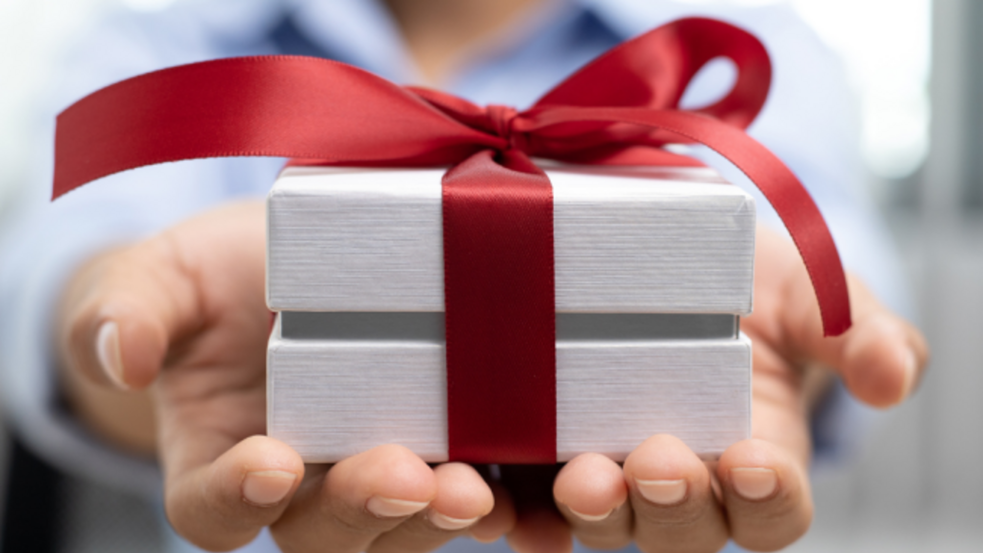 Какие подарки должностным лицам запрещено принимать: коротко от НАПК