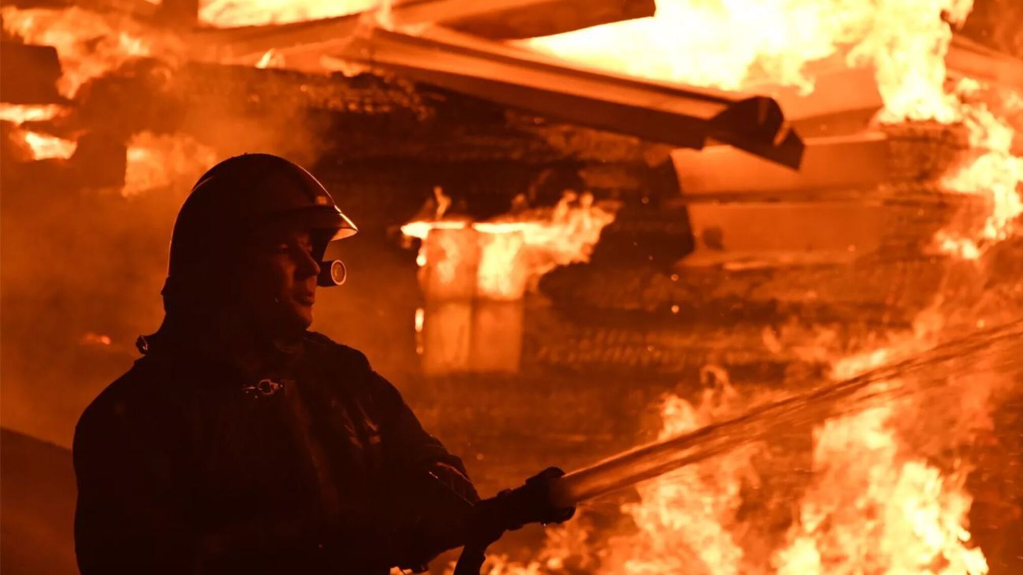 Масштабная атака дронов по рф: взрывы, пожары и массовые отключения света