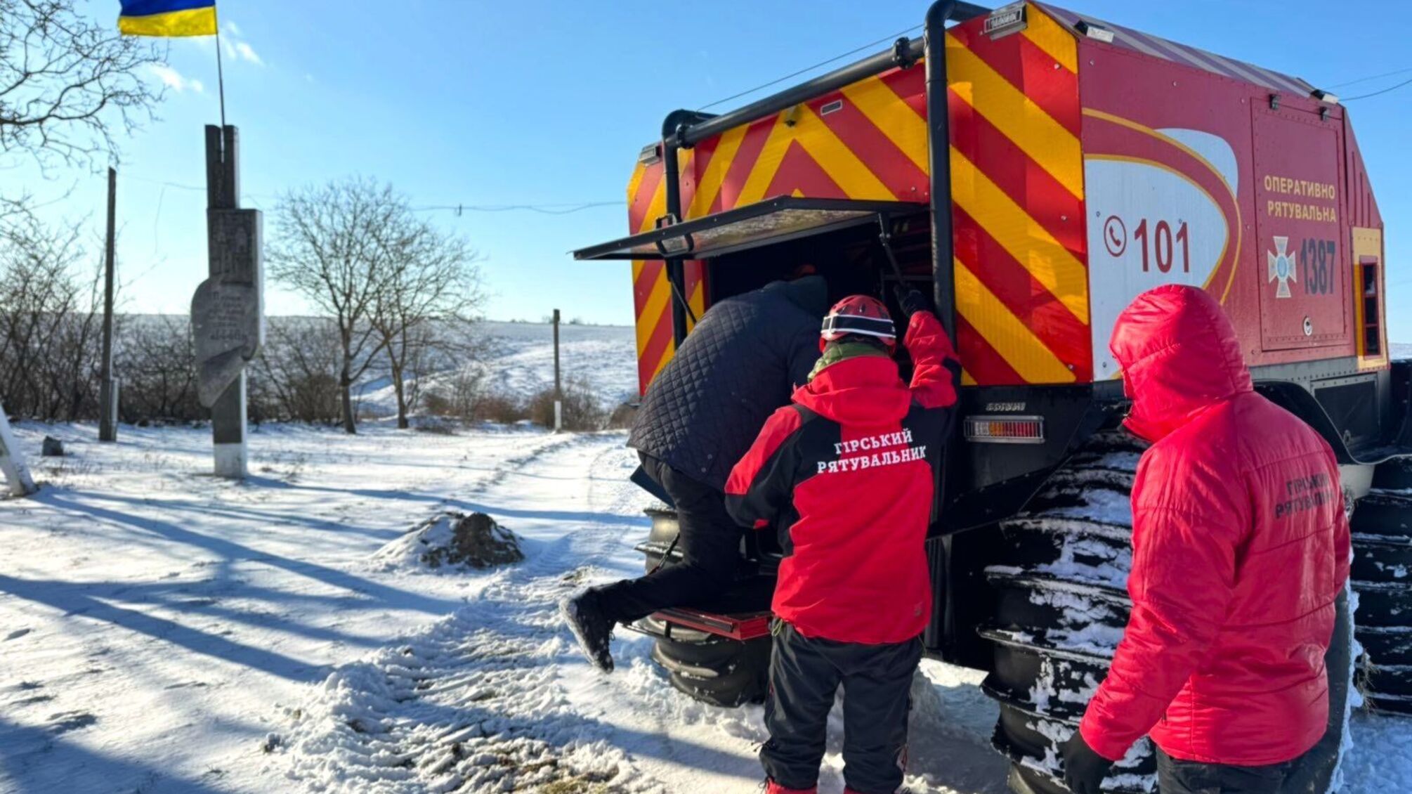 Ненастье изолировало семь сел Прикарпатье: спасатели эвакуируют больных снегоходом