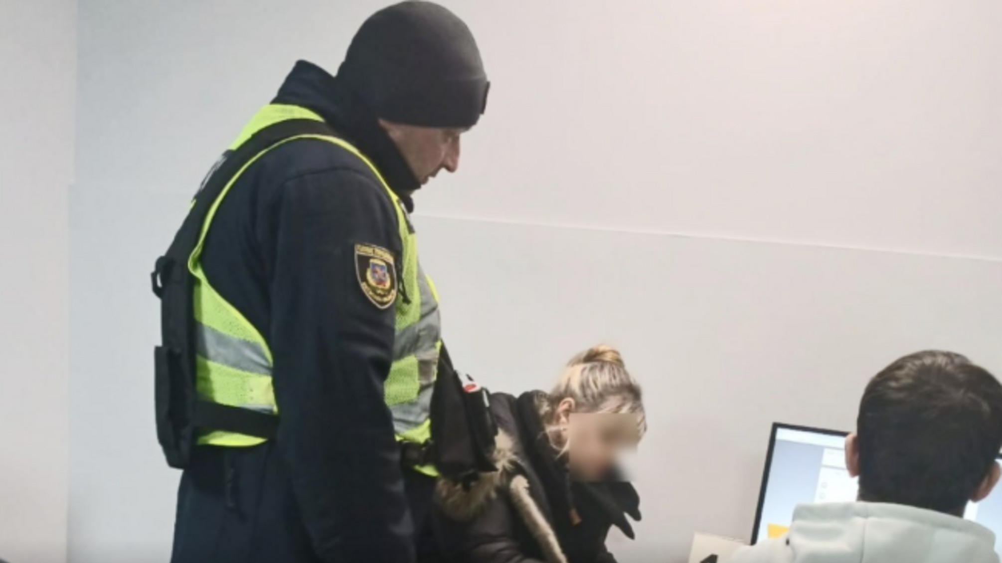 В Киевской области задержали женщину с микрокамерой во время теоретического экзамена по ПДД