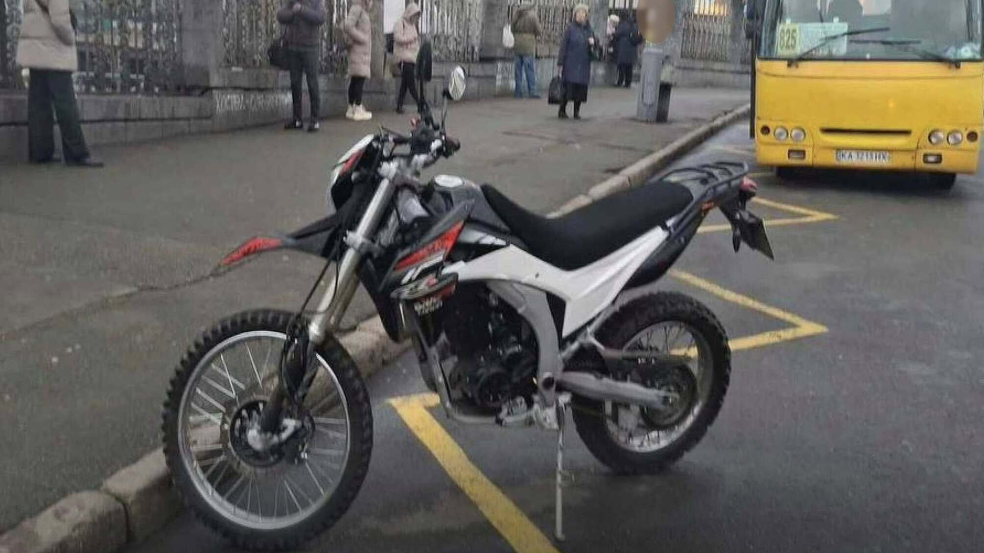 У Києві почали евакуювати неправильно припарковані мотоцикли: що потрібно знати водіям