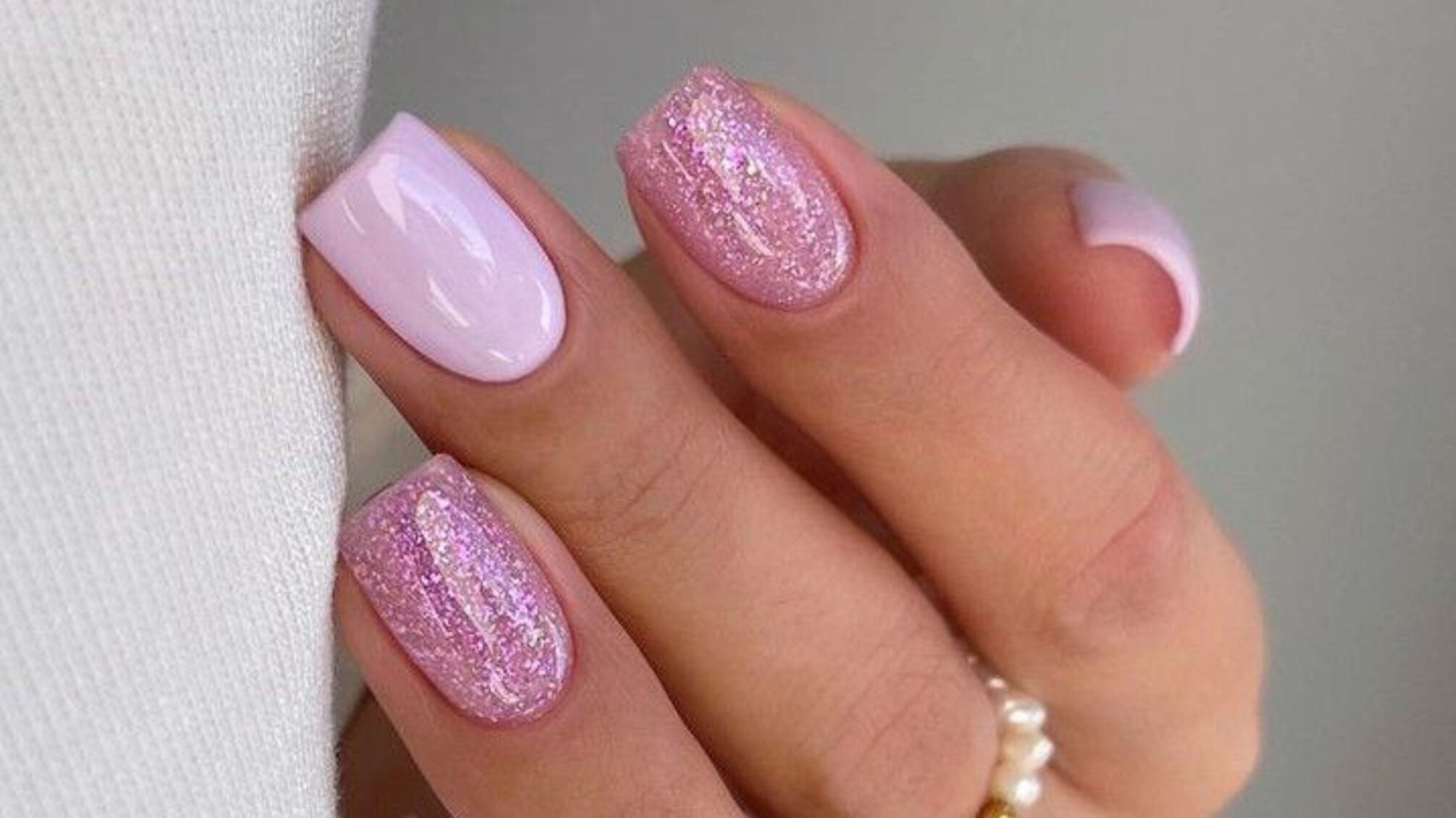 Перламутровый блеск и узоры: акценты маникюра 2025