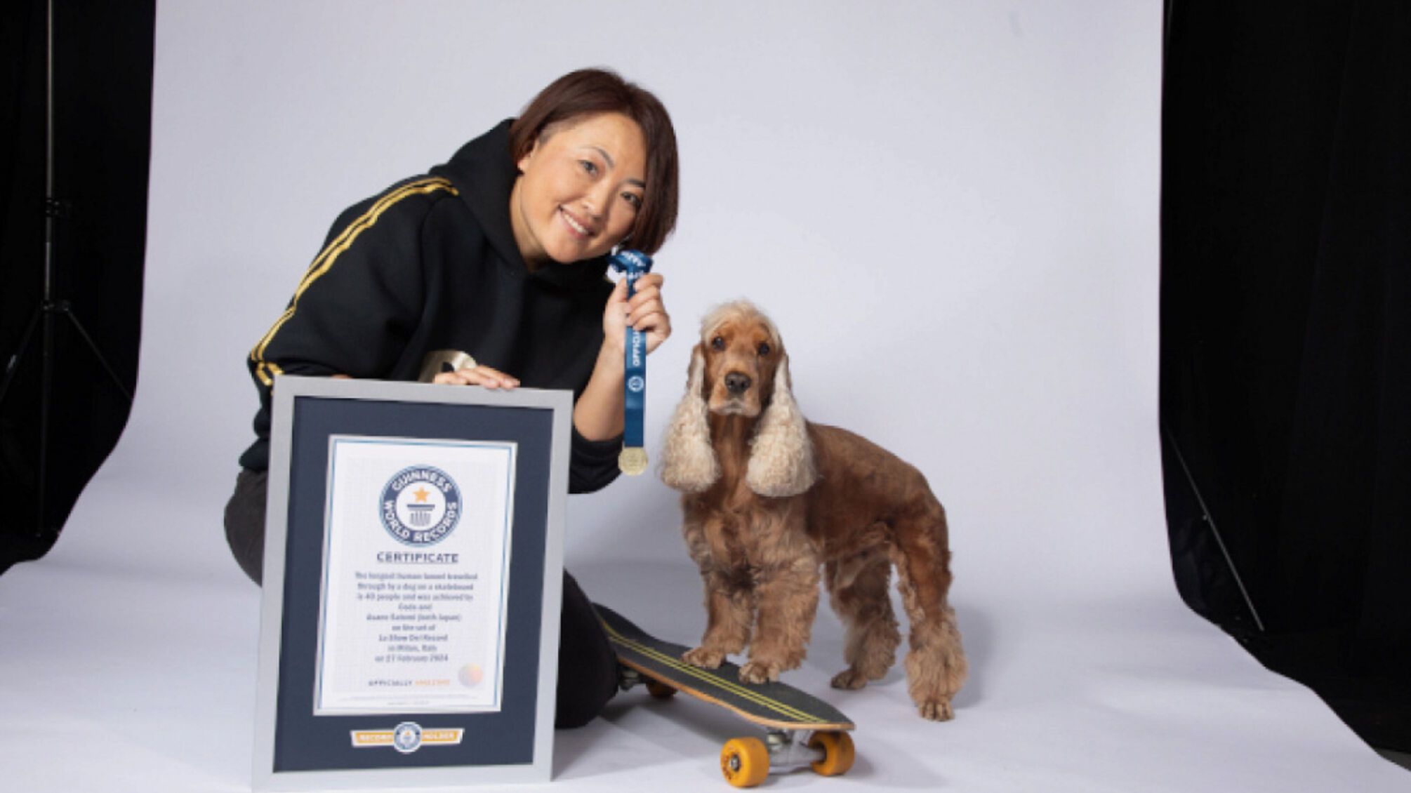 Японський пес увійшов до Книги рекордів Гіннеса проїхавши під ногами 40 людей