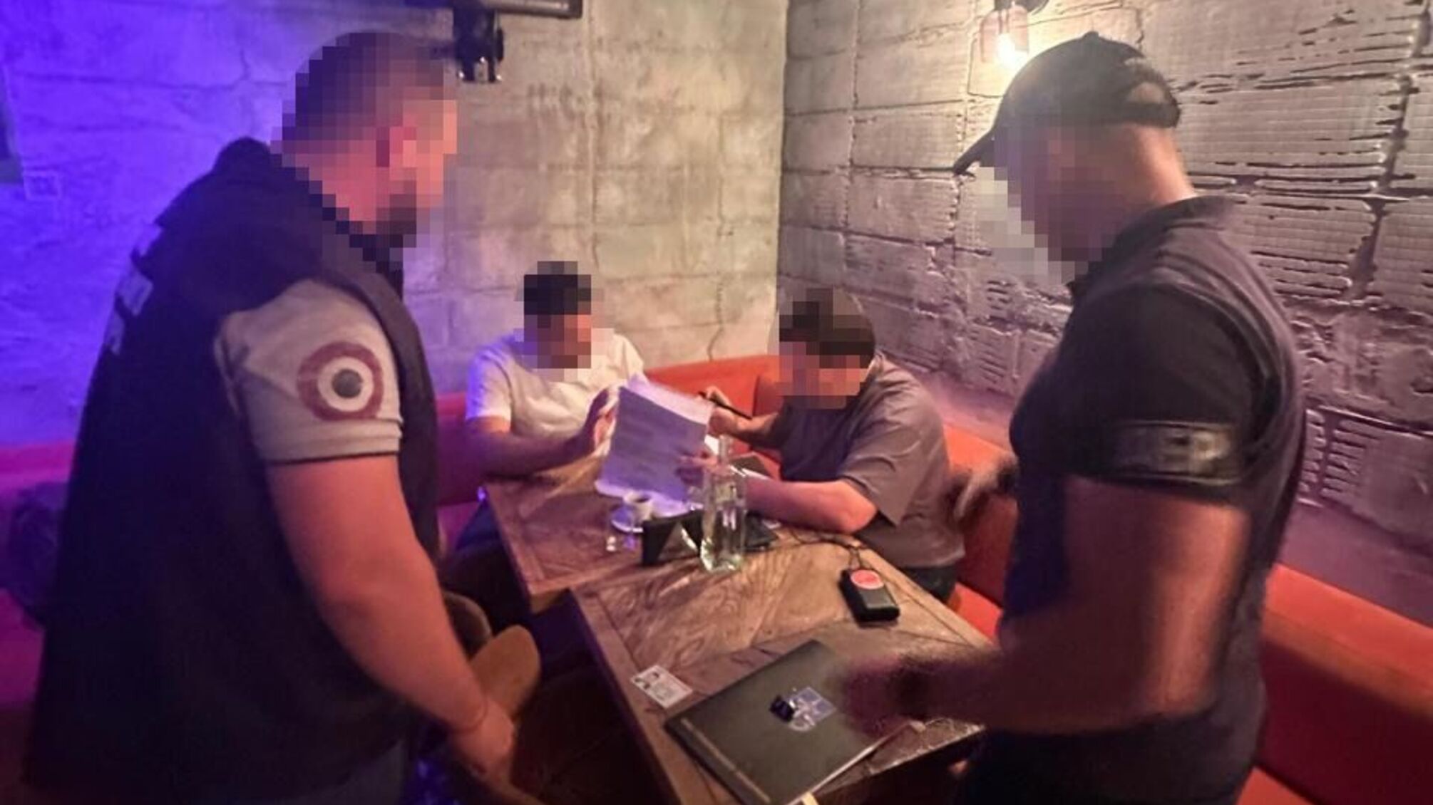 Шахрайство під час воєнного стану: суддя та адвокат підробили документи для виїзду на круїз