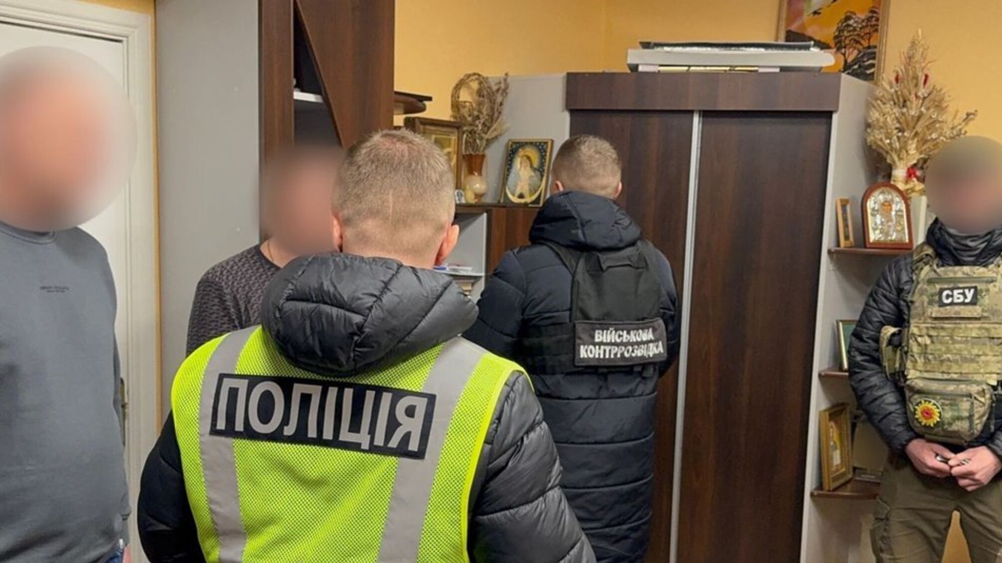 Правоохоронці проводять обушки за місцем роботи одного з підозрюваних