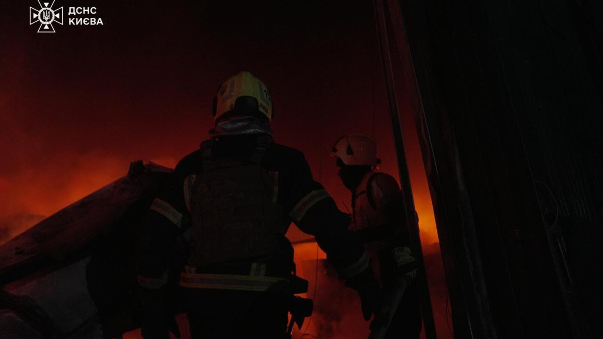 Росія атакувала Київ балістикою: горять багатоповерхівки та складські приміщення