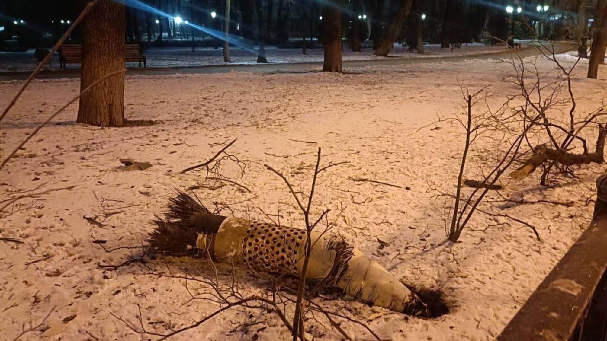 Мариинский парк после атаки: возле Верховной Рады упал обломок ракеты