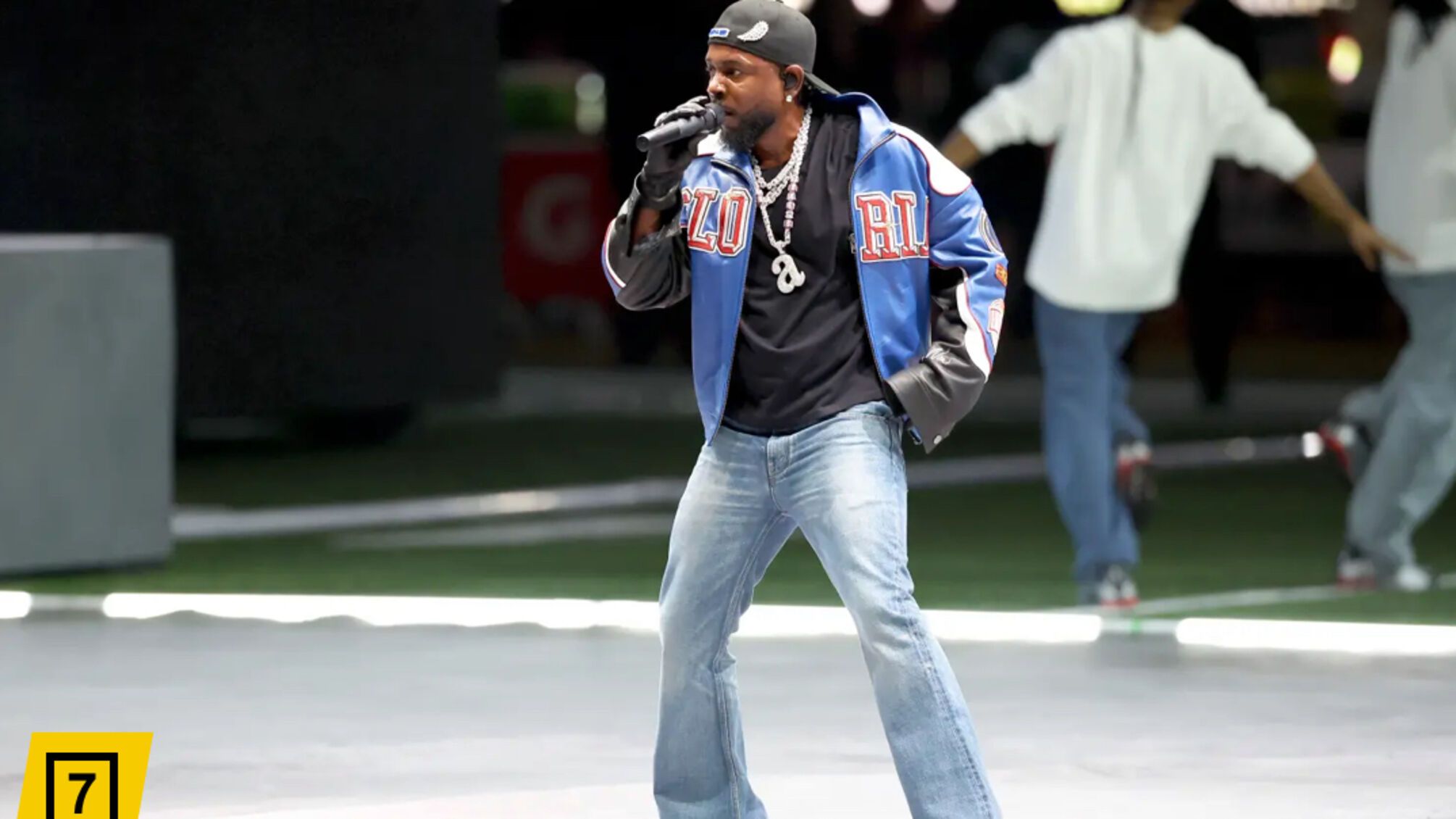 Кендрик Ламар виступив на Супербоулі у жіночих джинсах Celine, які призначалися Тімоті Шаламе