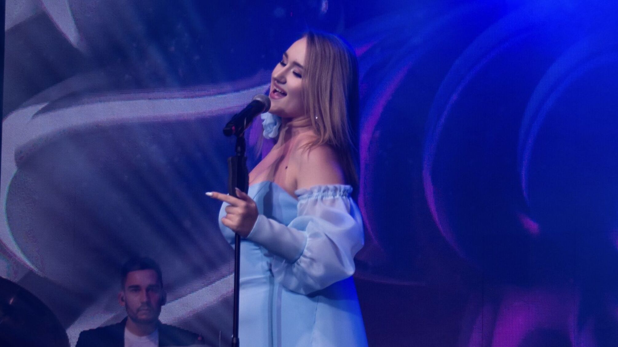 Нова пісня Ірини Шегеди «ОКЕАНАМИ» заряджає емоціями і теплом