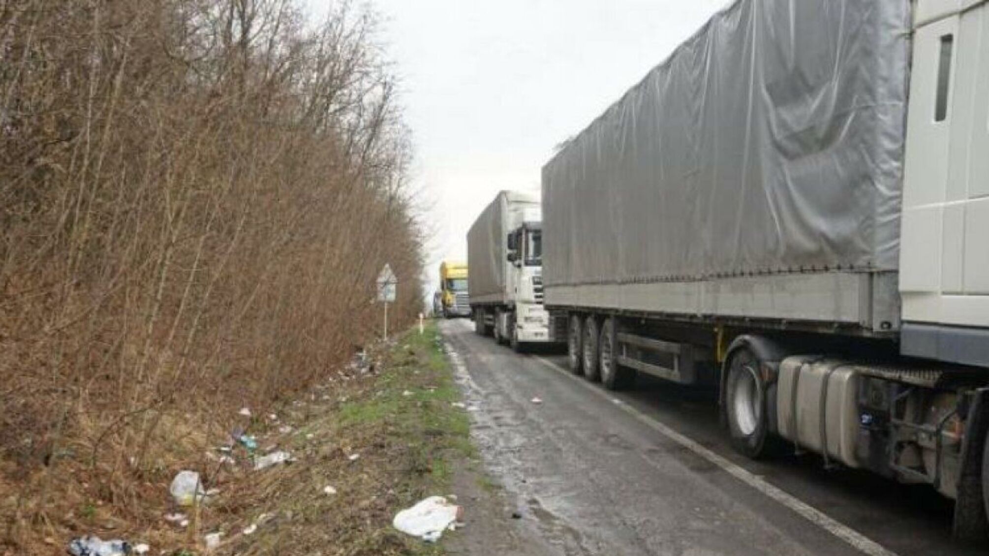 Мобилизационное давление: на блокпостах ТЦК забирают водителей фур