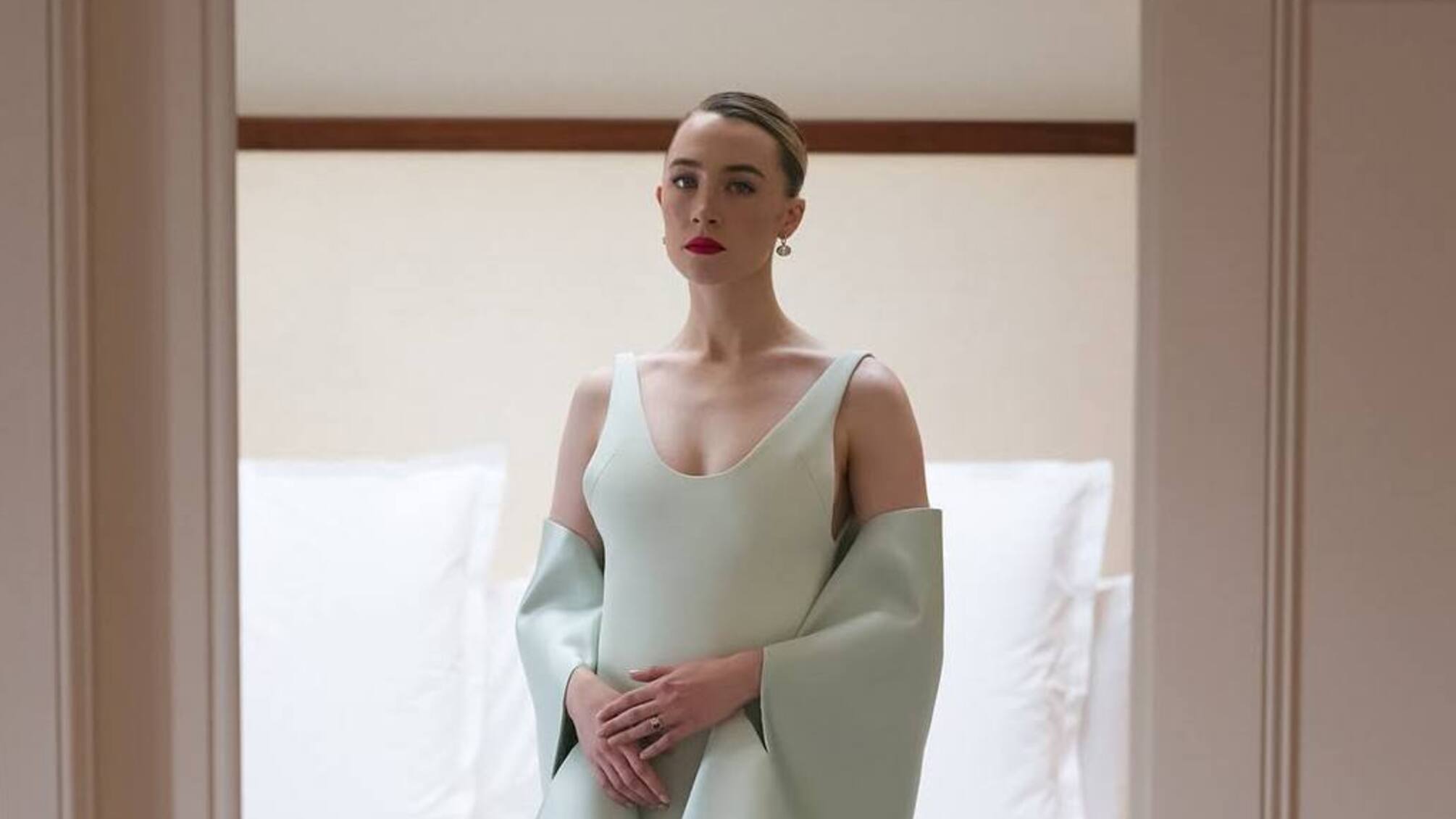 300 часов работы: как Louis Vuitton создавали платье Серши Ронан для BAFTA