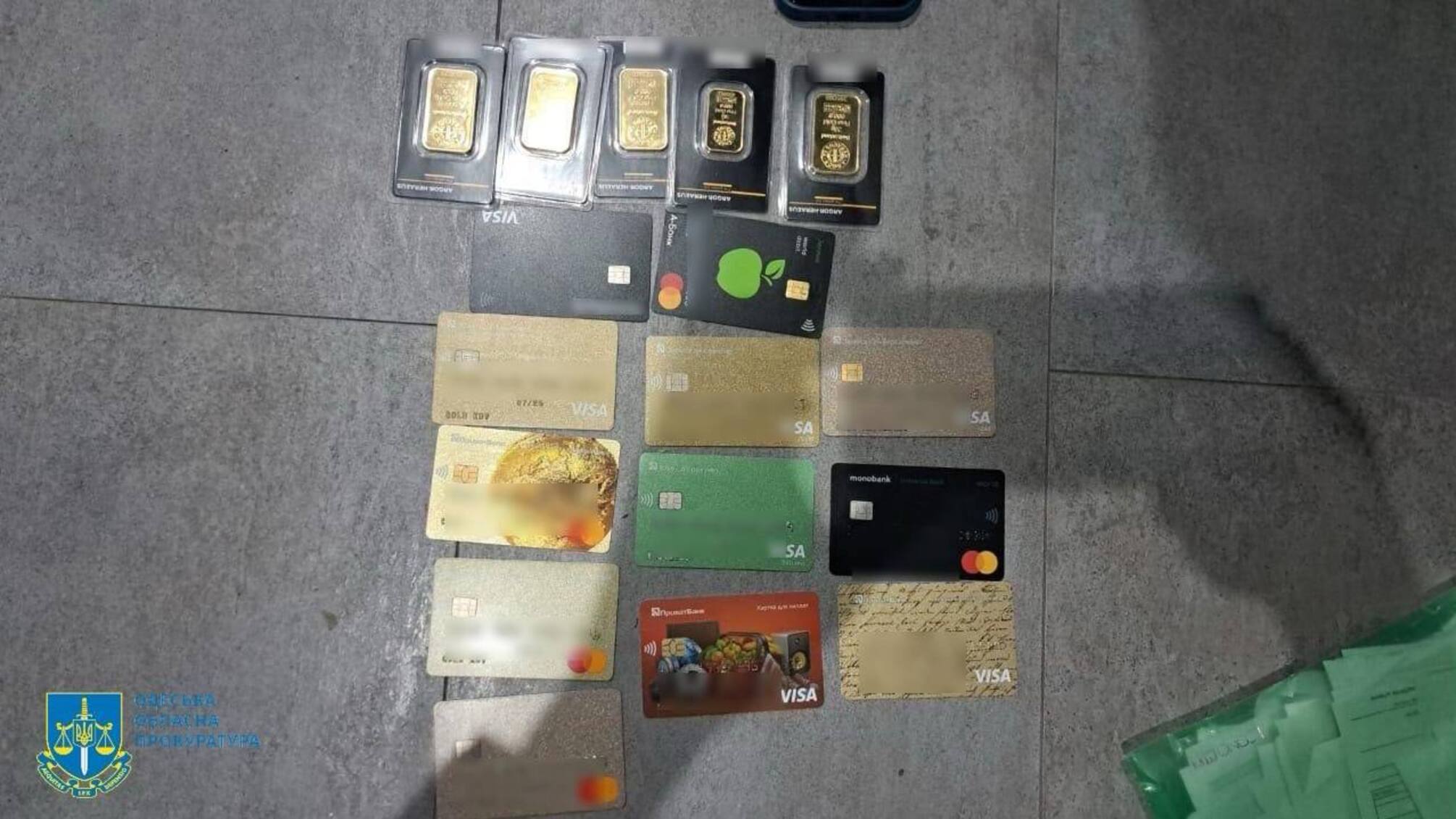 Мошенники заставили женщину перевести компенсацию за погибшего сына на свои счета