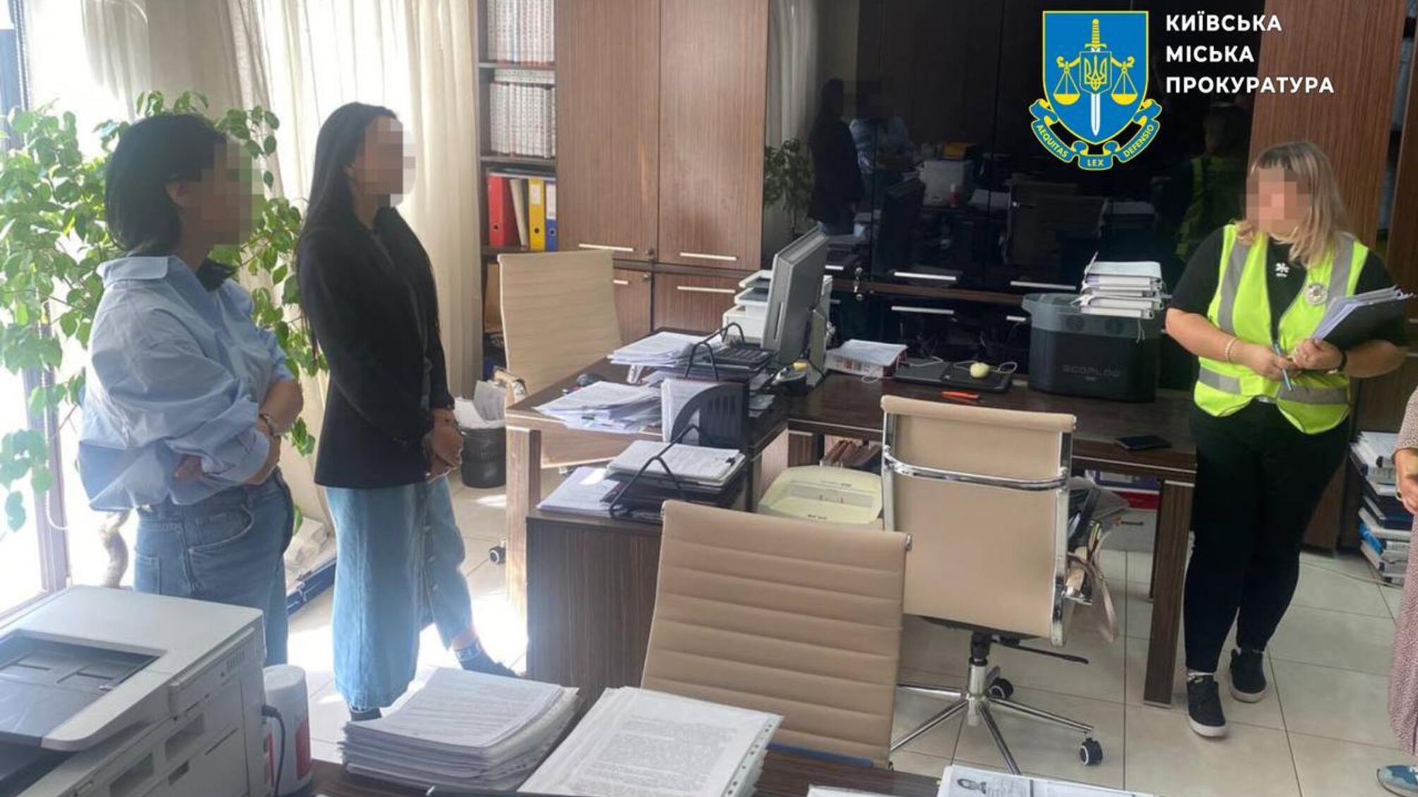 Судитимуть помічницю нотаріуса, яка посвідчувала документи, поки її керівниця була за кордоном