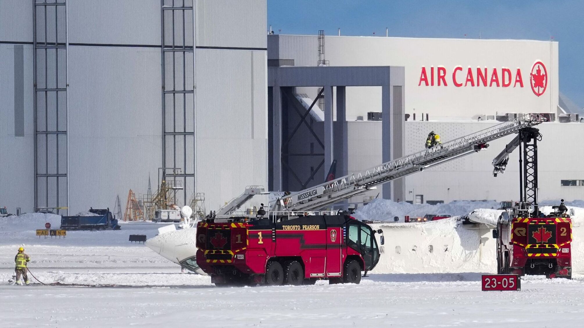 Воздушное судно перевернулось вверх дном на взлетной полосе