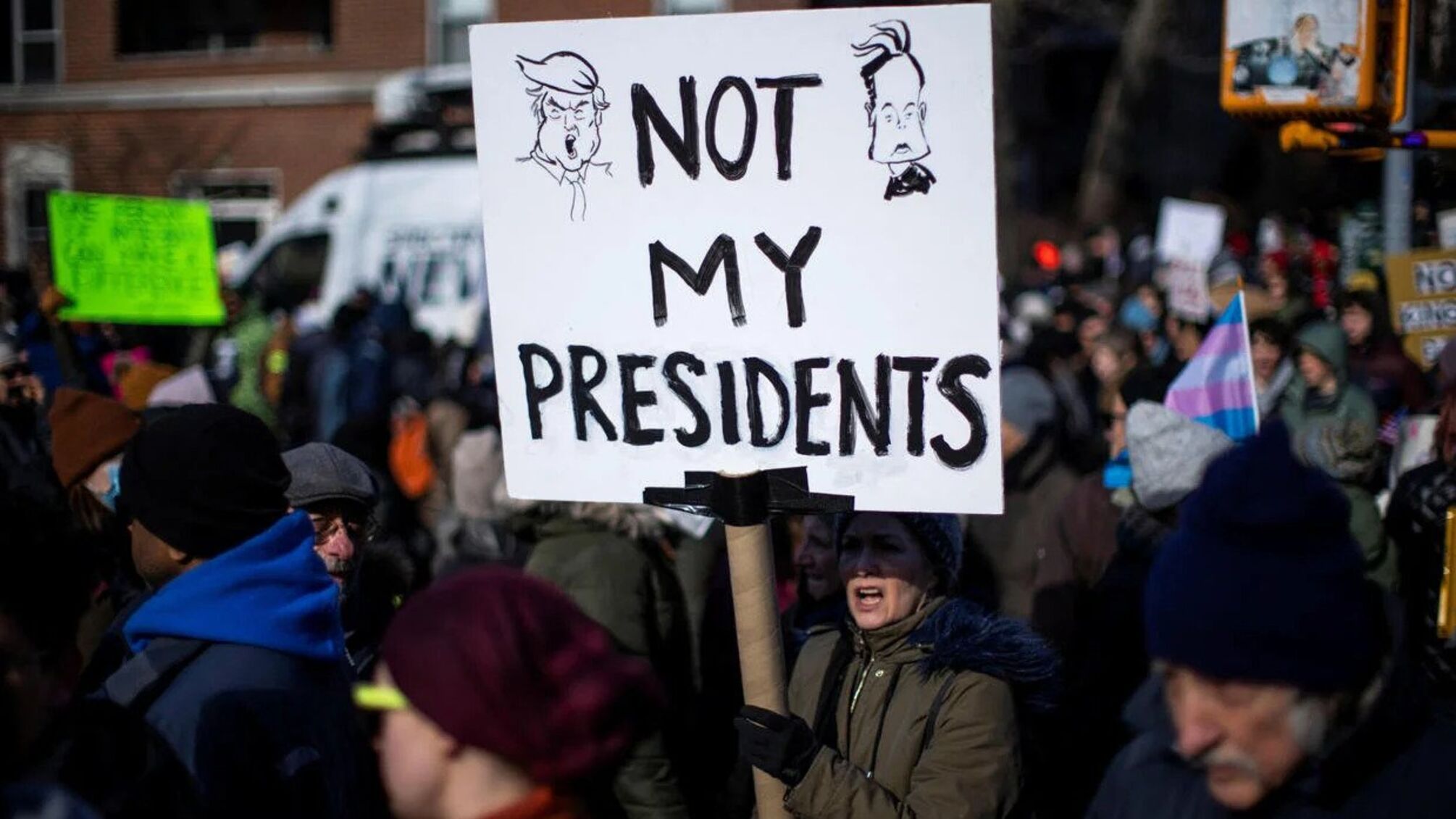 Массовые демонстрации во многих городах против Трампа