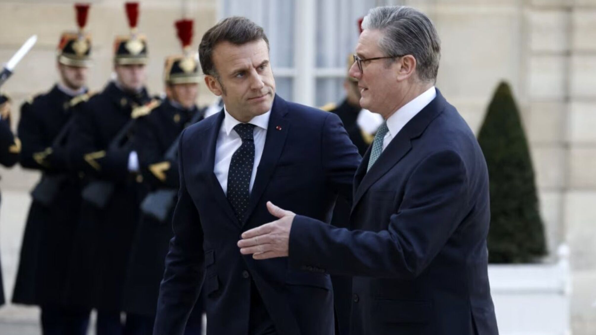 Макрон і Стармер обговорюють із гарантією безпеки для України