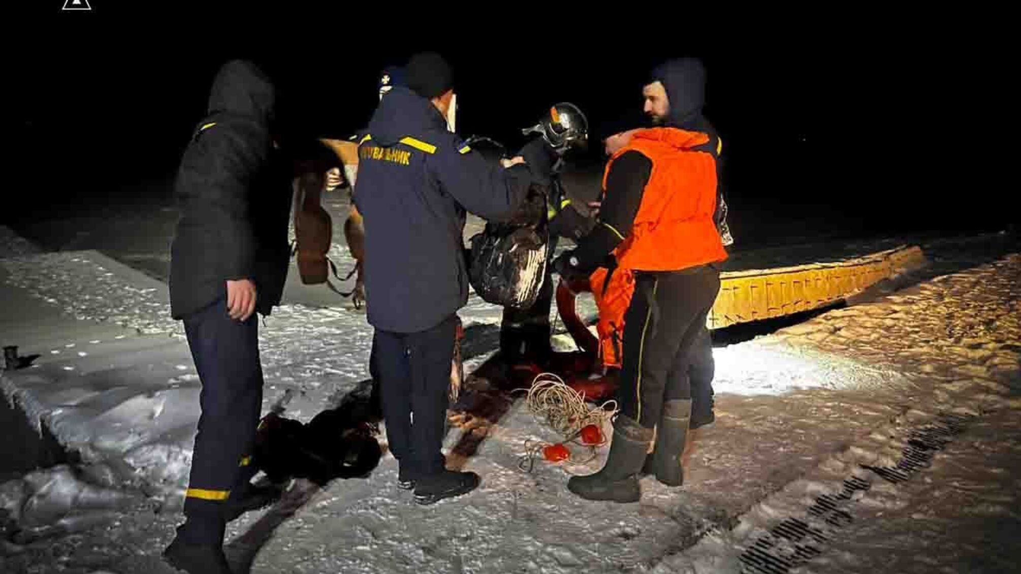 Опасная рыбалка в Киевской области: 5 рыбаков оказались в ледяной ловушке