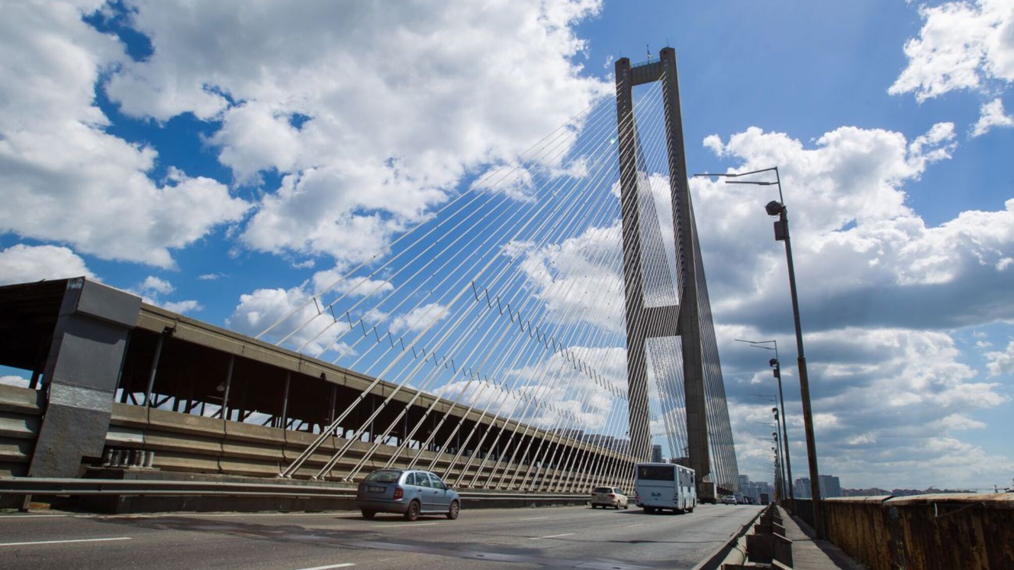 Київська влада узгоджує з військовими варіант часткового відновлення руху Південним мостом