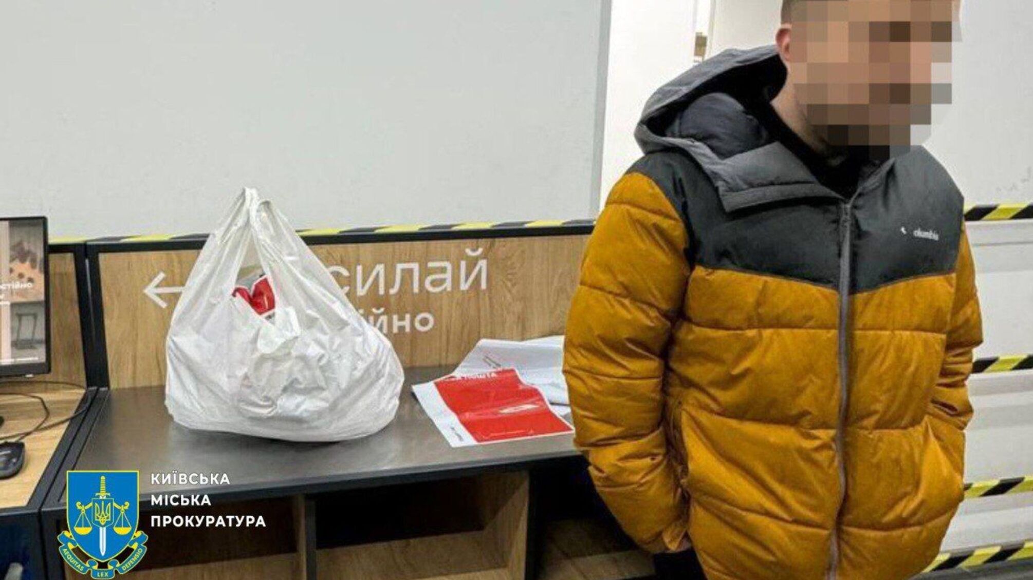 В Киеве мужчина нашел оригинальный способ замаскировать наркотические вещества для отправки по почте