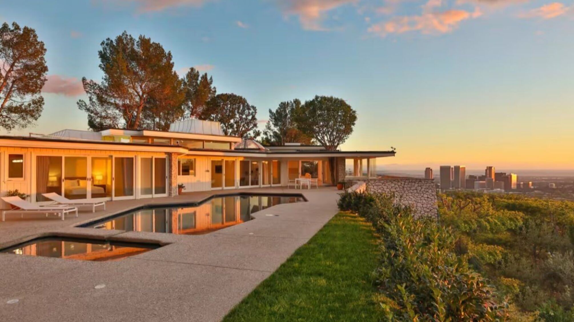 Дом Элвиса Пресли в Лос-Анджелесе выставили на продажу за 24,5 млн. долларов