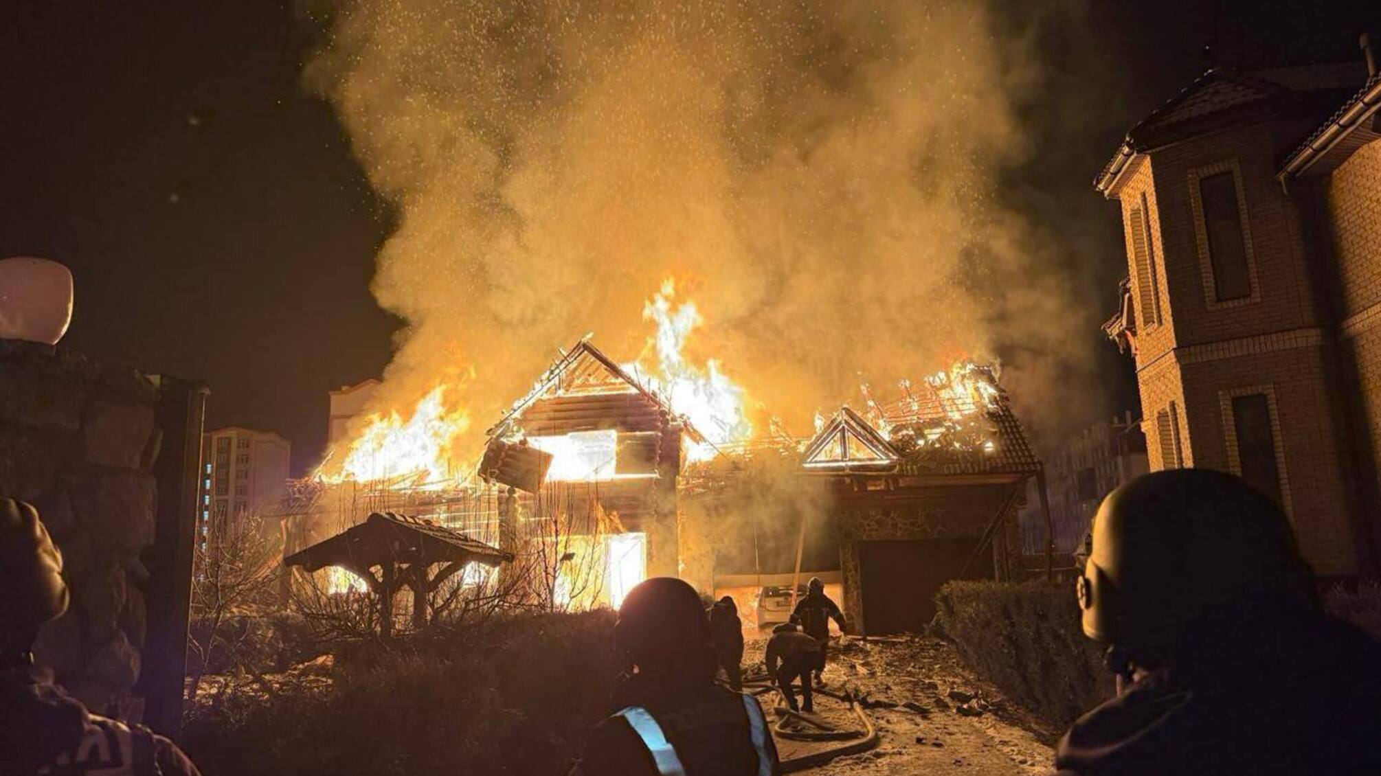 У Бучі горить приватний будинок після атаки безпілотника