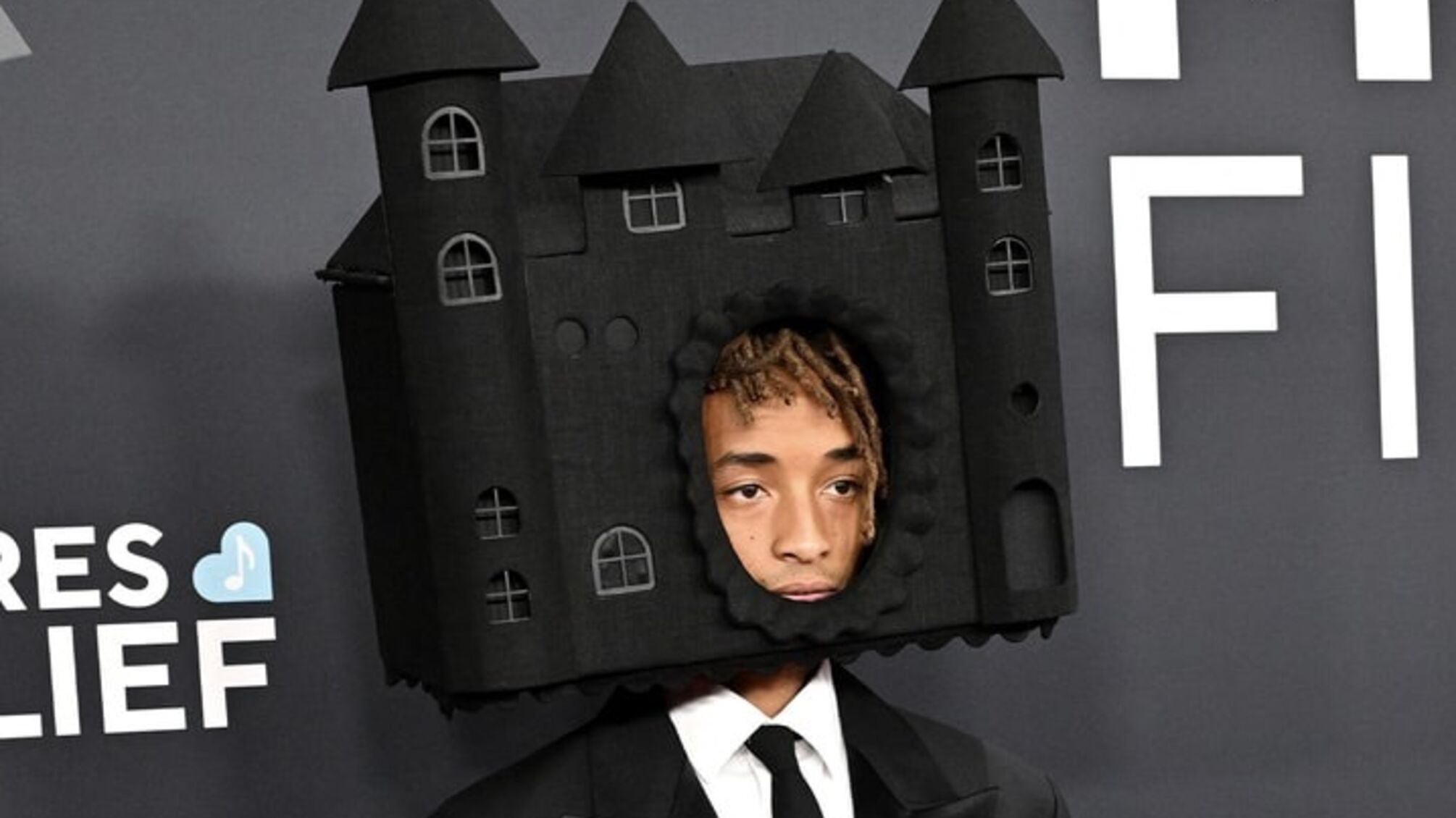 Джейден Смит поразил 'Грэмми 2025' головным убором в стиле вампирского замка